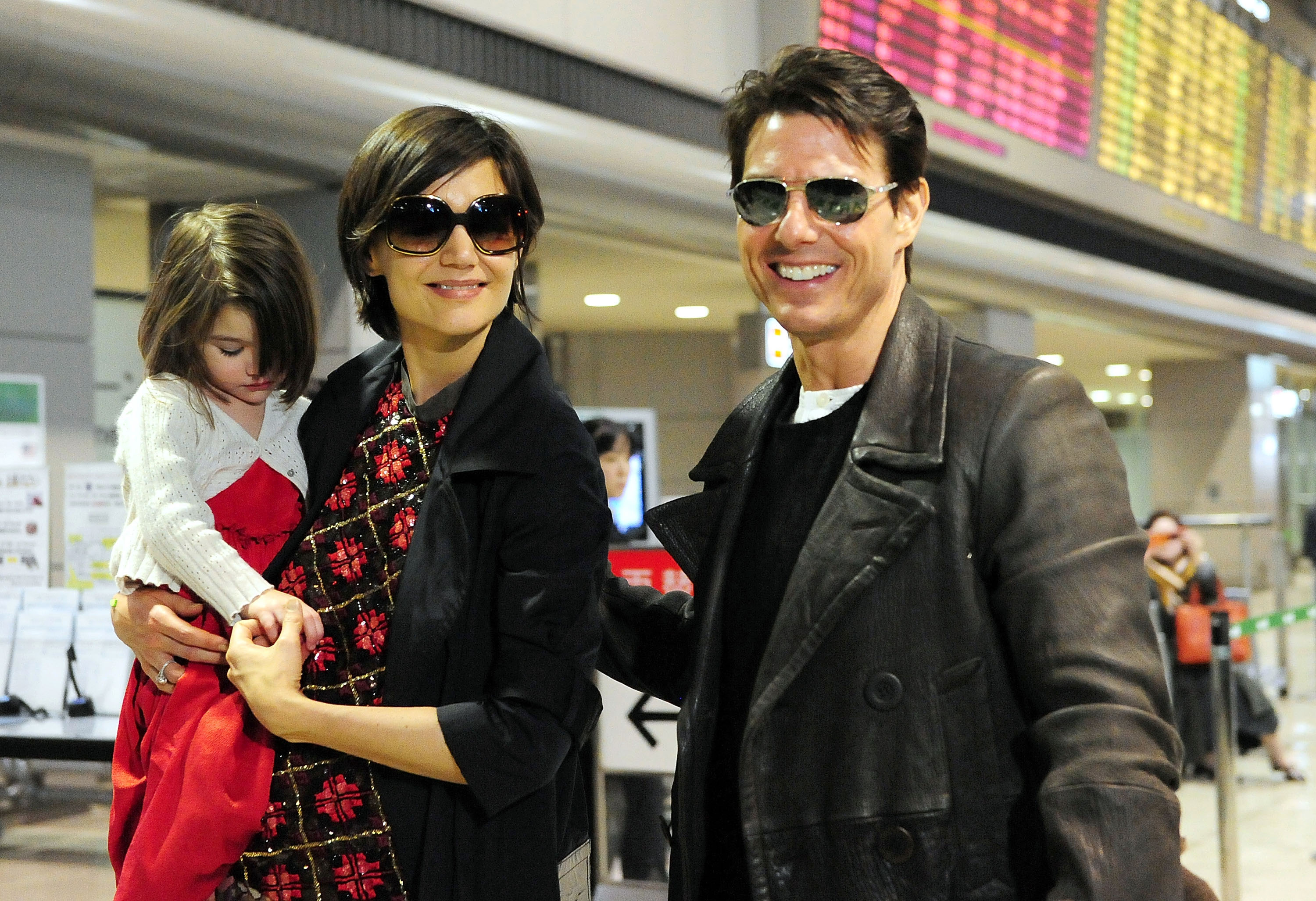 Tom Cruise, Katie Holmes et Suri Cruise le 8 mars 2009 à Narita, Chiba, Japon.