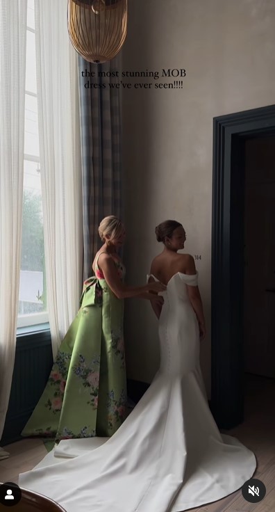 Lori DeWitt et Amanda DeWitt LeBlanc lors du mariage de cette dernière dans un clip mis en ligne le 5 juin 2024 | Source : Instagram/capturedbychloe.co