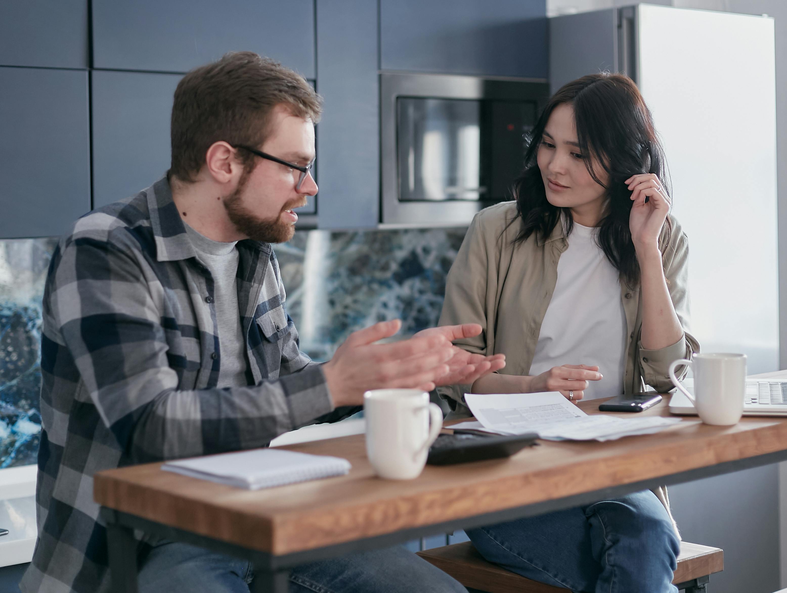 Un couple ayant une conversation sérieuse | Source : Pexels