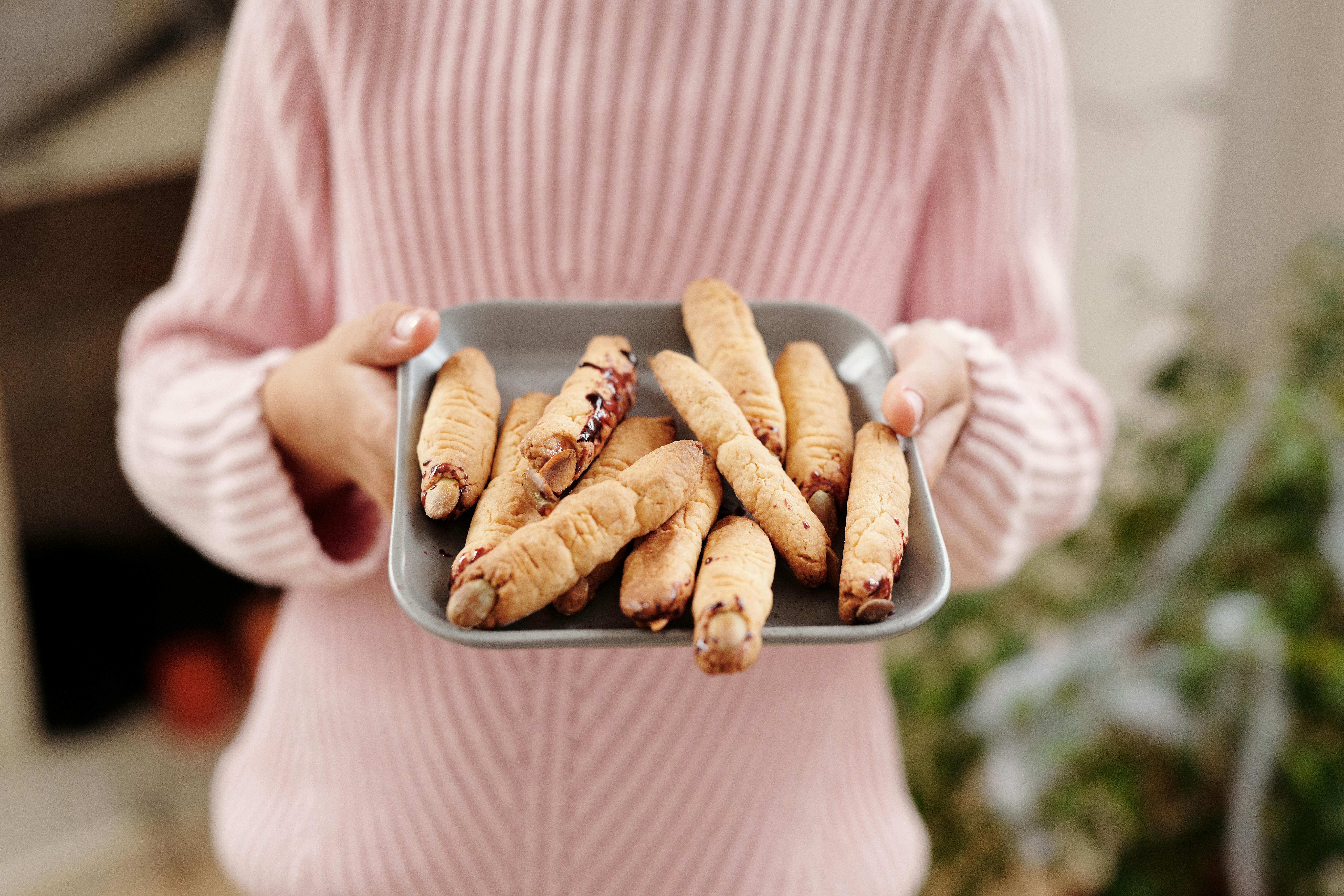 Une femme tenant de la nourriture | Source : Pexels