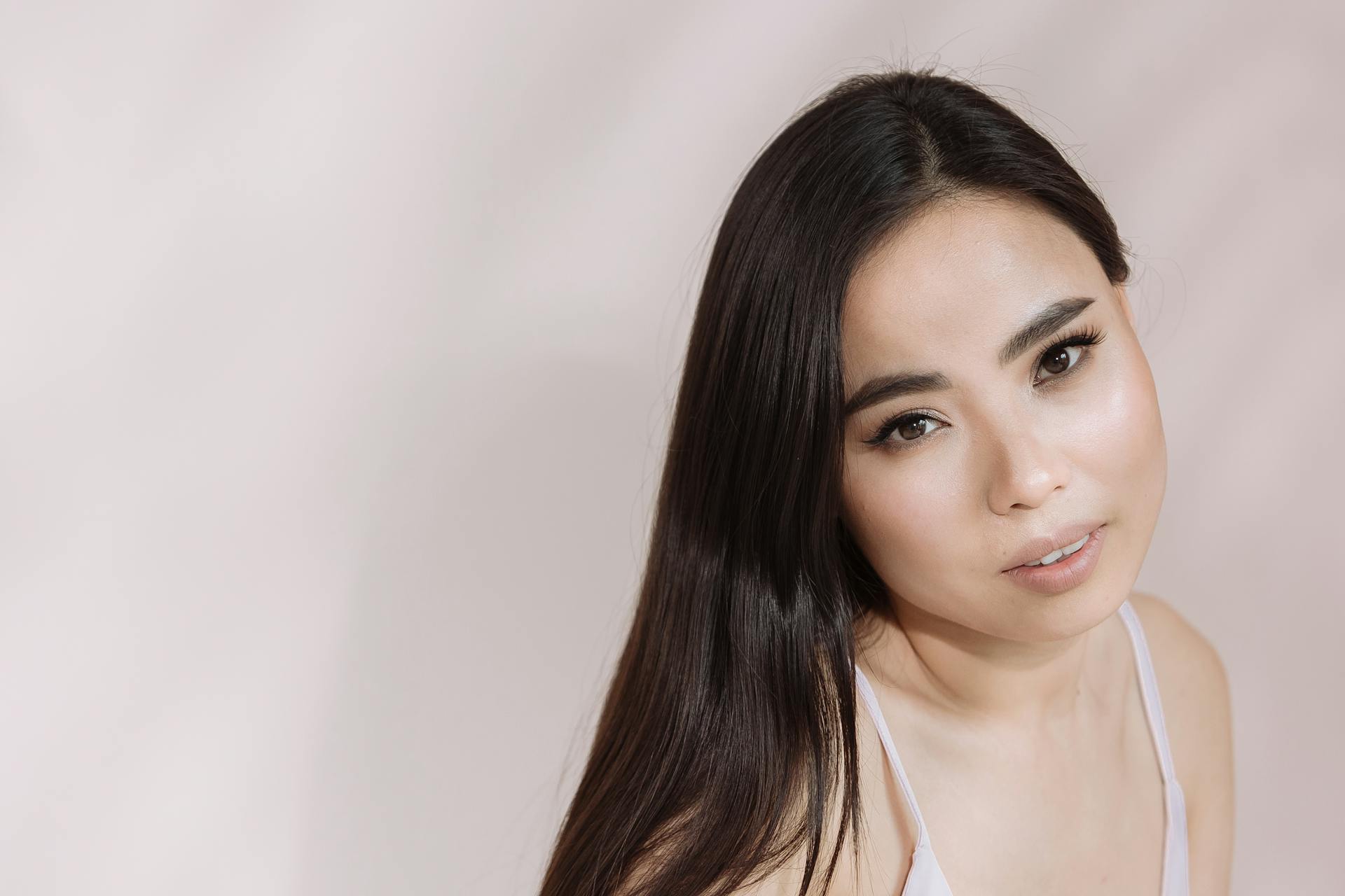 Une femme qui sourit tout en parlant à quelqu'un | Source : Pexels