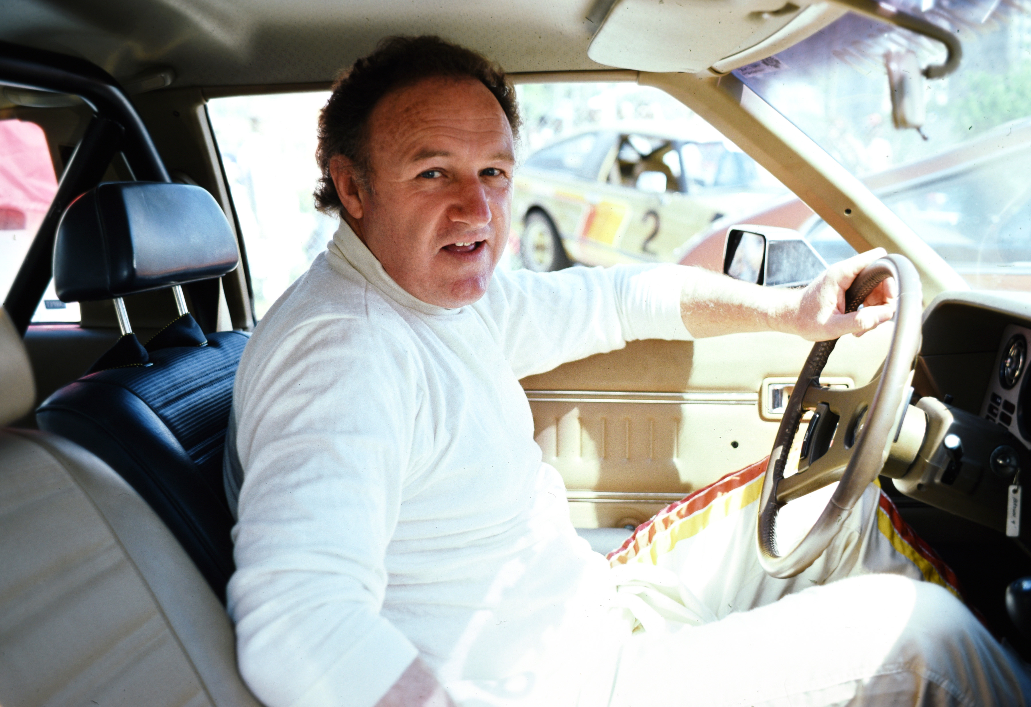 Gene Hackman photographié au volant d'une Toyota Celica à Long Beach, Californie, le 14 mars 1981. | Source : Getty Images