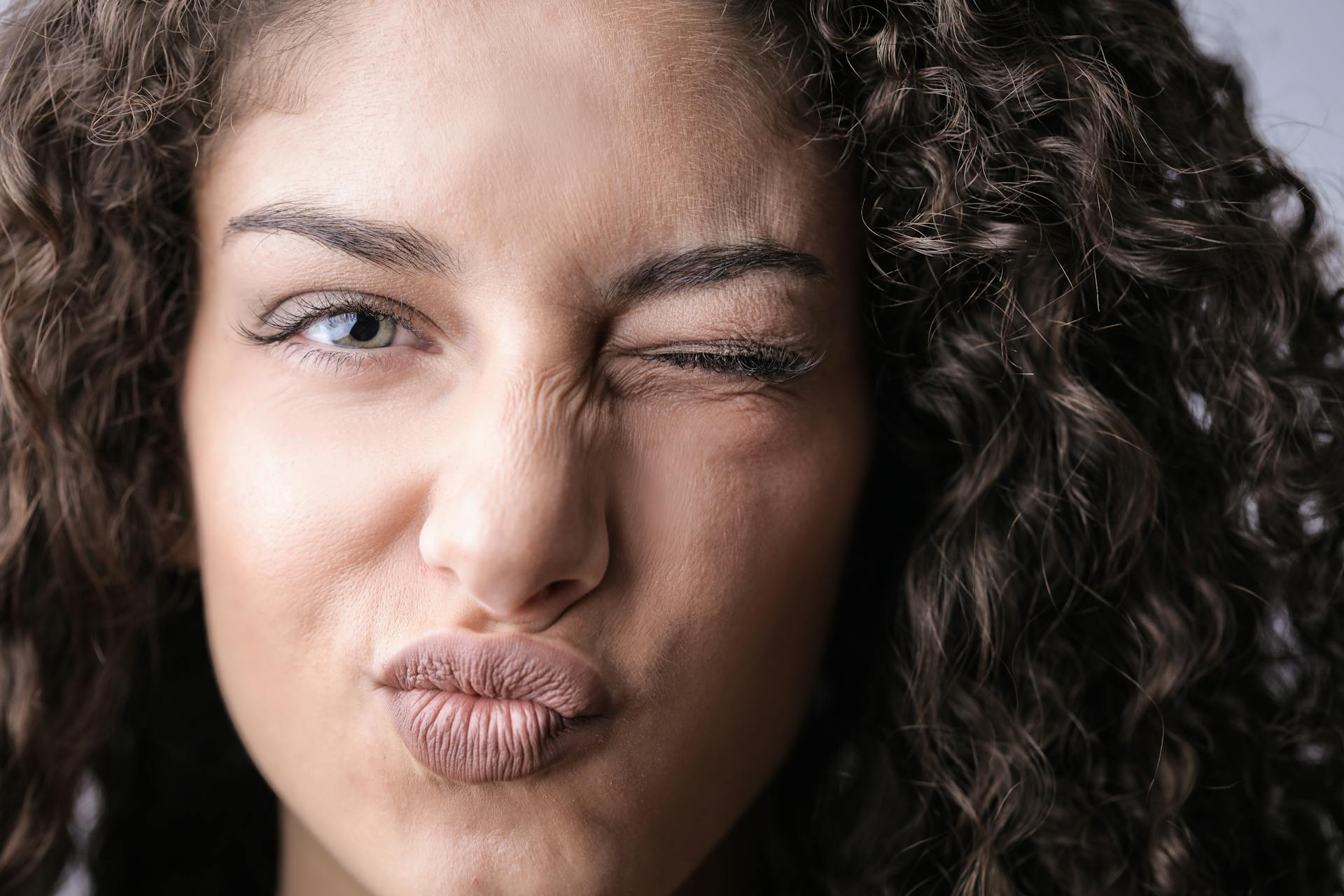 Une femme qui fait un clin d'œil | Source: Pexels