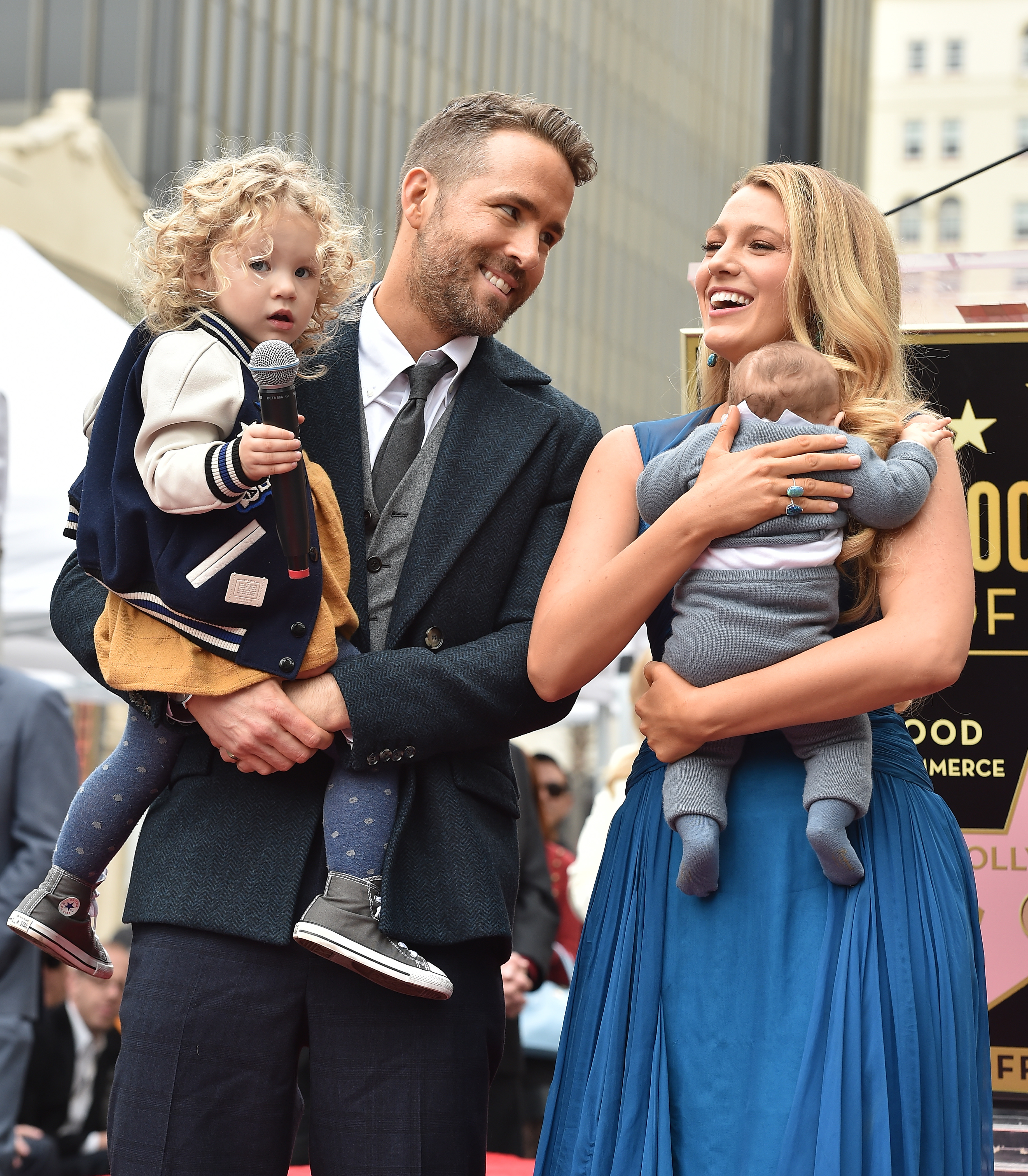 Ryan Reynolds et Blake Lively avec leurs filles lors de la cérémonie honorant Reynolds avec une étoile sur le Hollywood Walk of Fame, le 15 décembre 2016, à Hollywood, en Californie. | Source : Getty Images