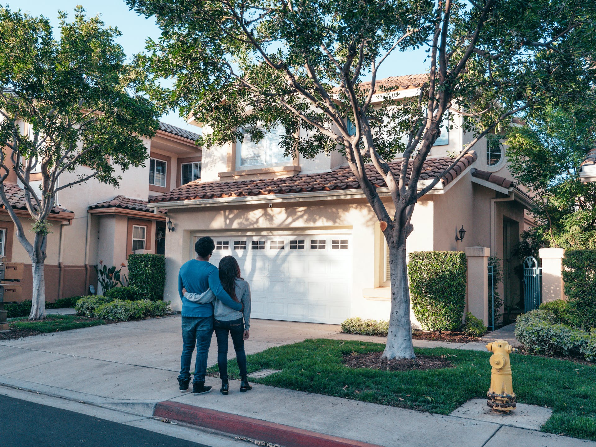 Un couple devant sa nouvelle maison | Source : Pexels