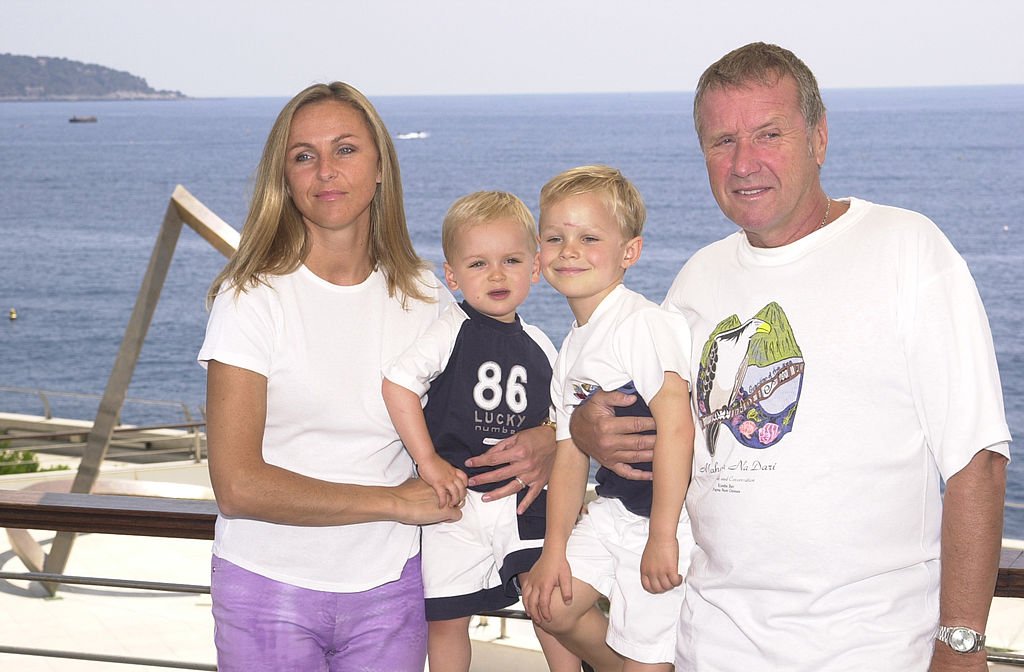 Yves Rénier, son épouse et leurs deux garçons. І Source : Getty Images