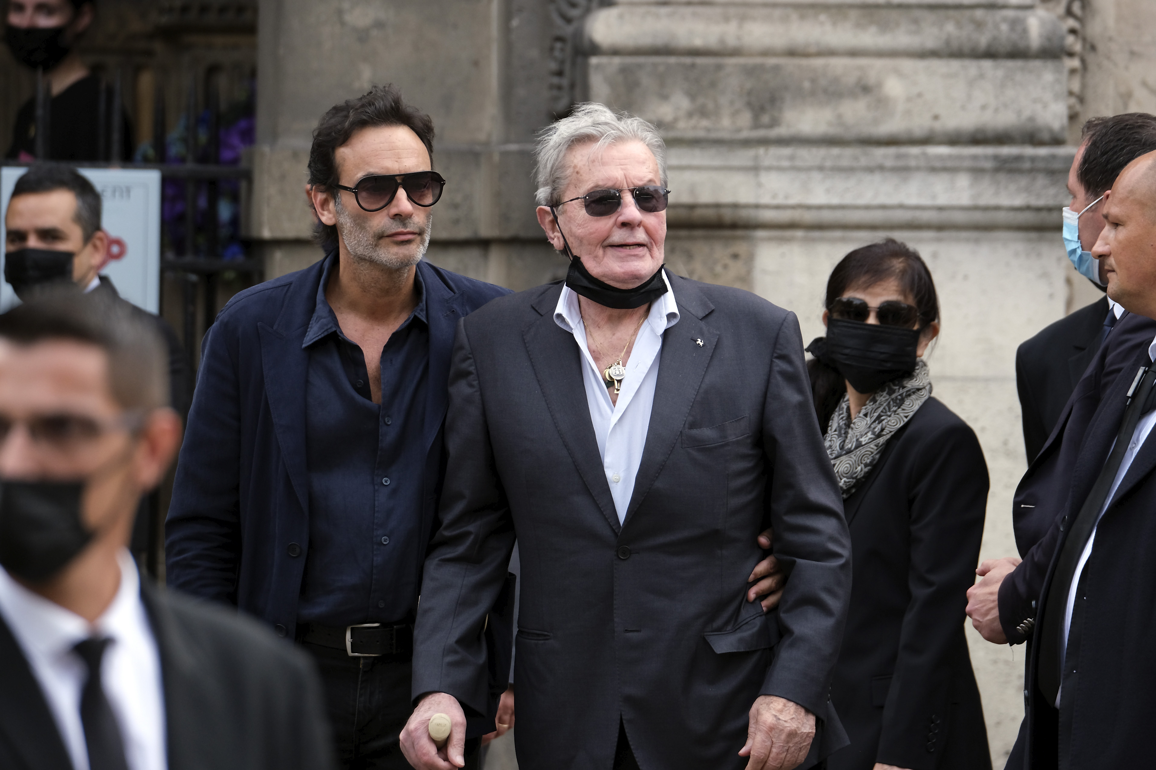 Anthony et Alain Delon aux obsèques de Jean-Paul Belmondo, le 10 septembre 2021, à Paris, en France. | Source : Getty Images