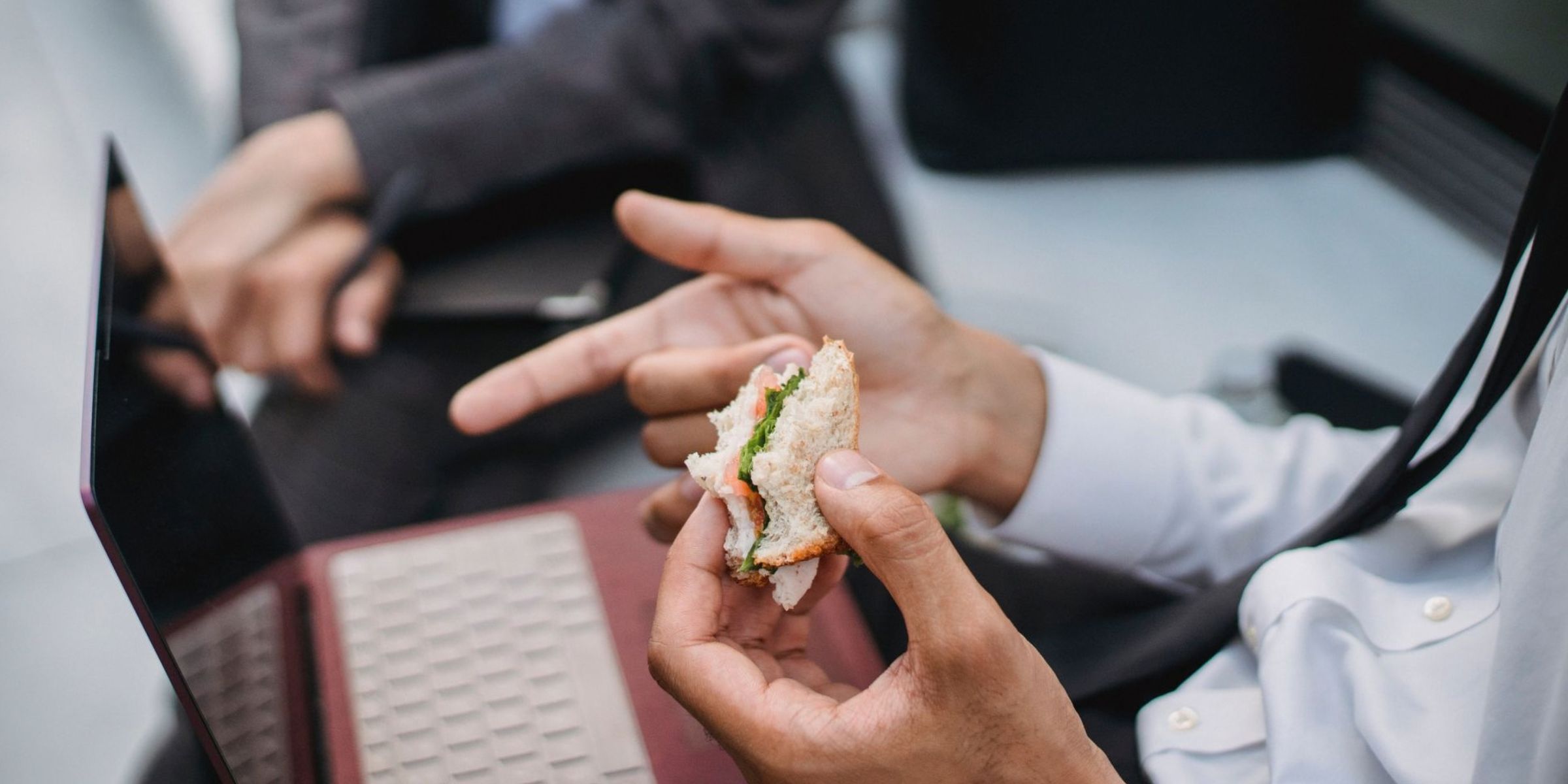 Un homme en train de manger un sandwich | Source : Pexels