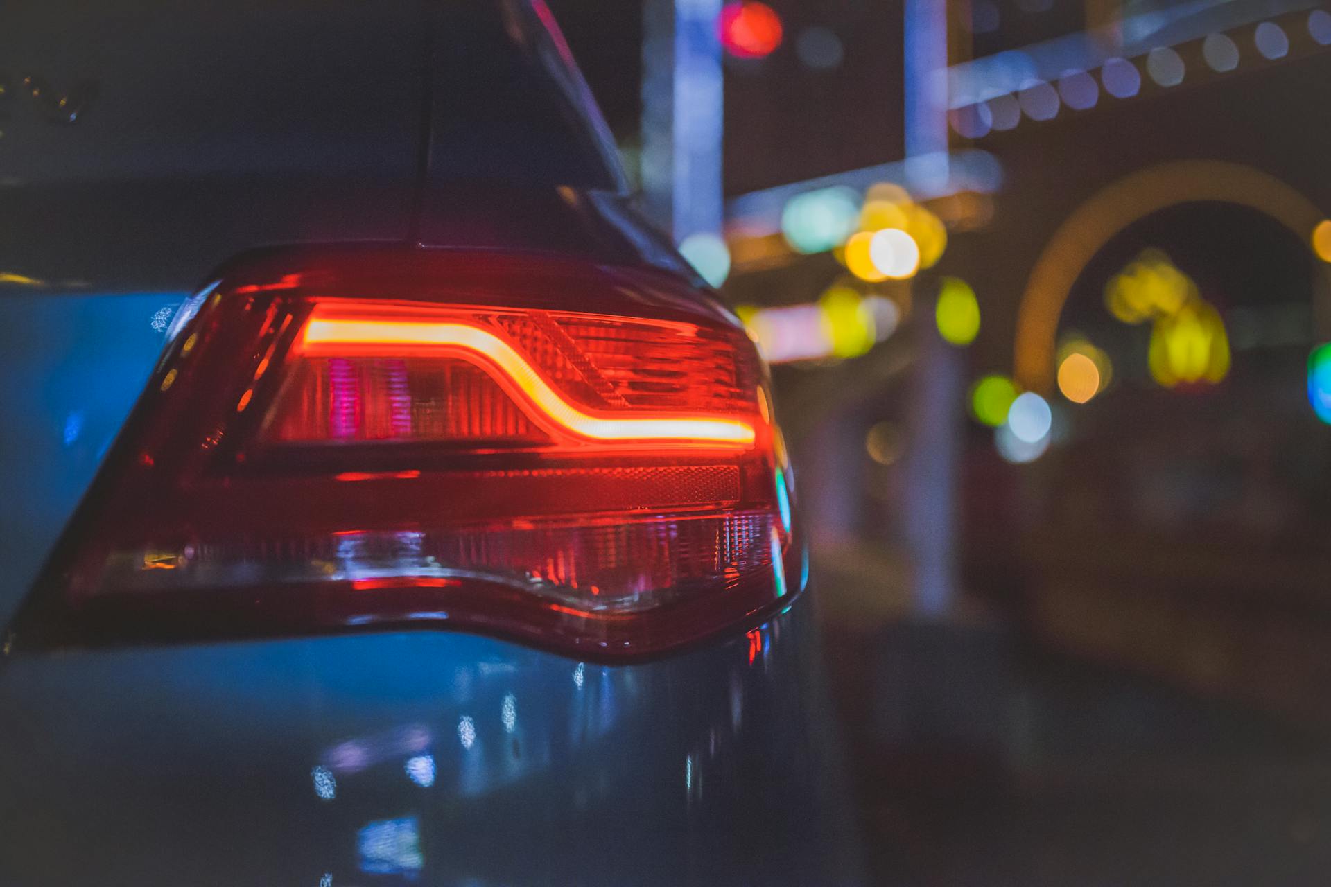 Rétro-éclairage d'une voiture la nuit | Source : Pexels