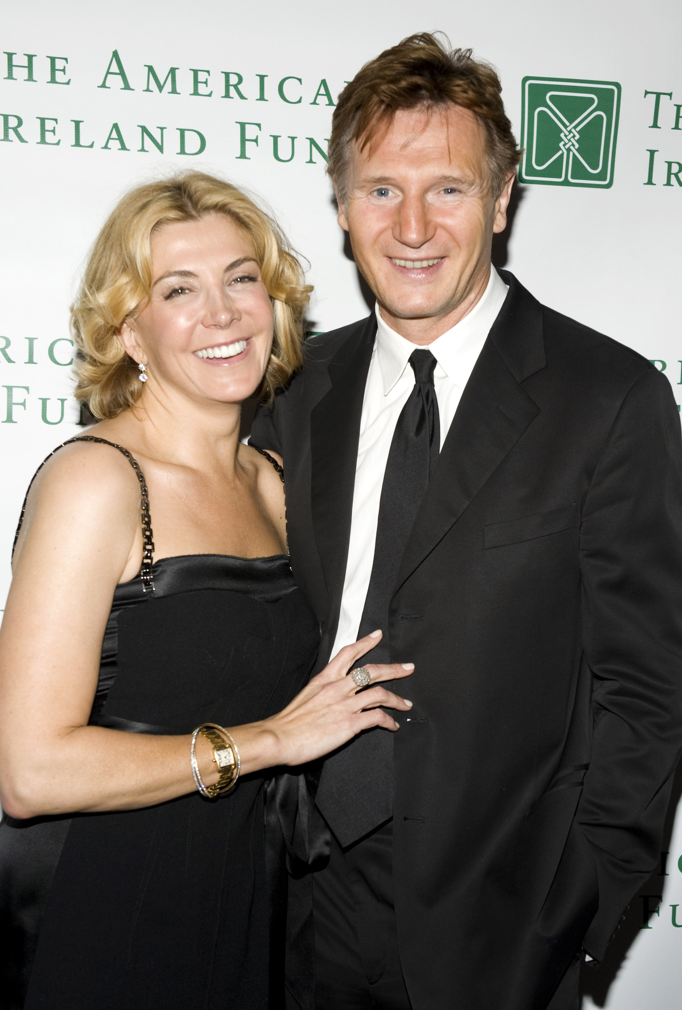 Liam Neeson et Natasha Richardson sourient à la caméra lors du 33e gala annuel de l'American Ireland Fund au Tent at Lincoln Center à New York le 08 mai 2008 | Source : Getty Images