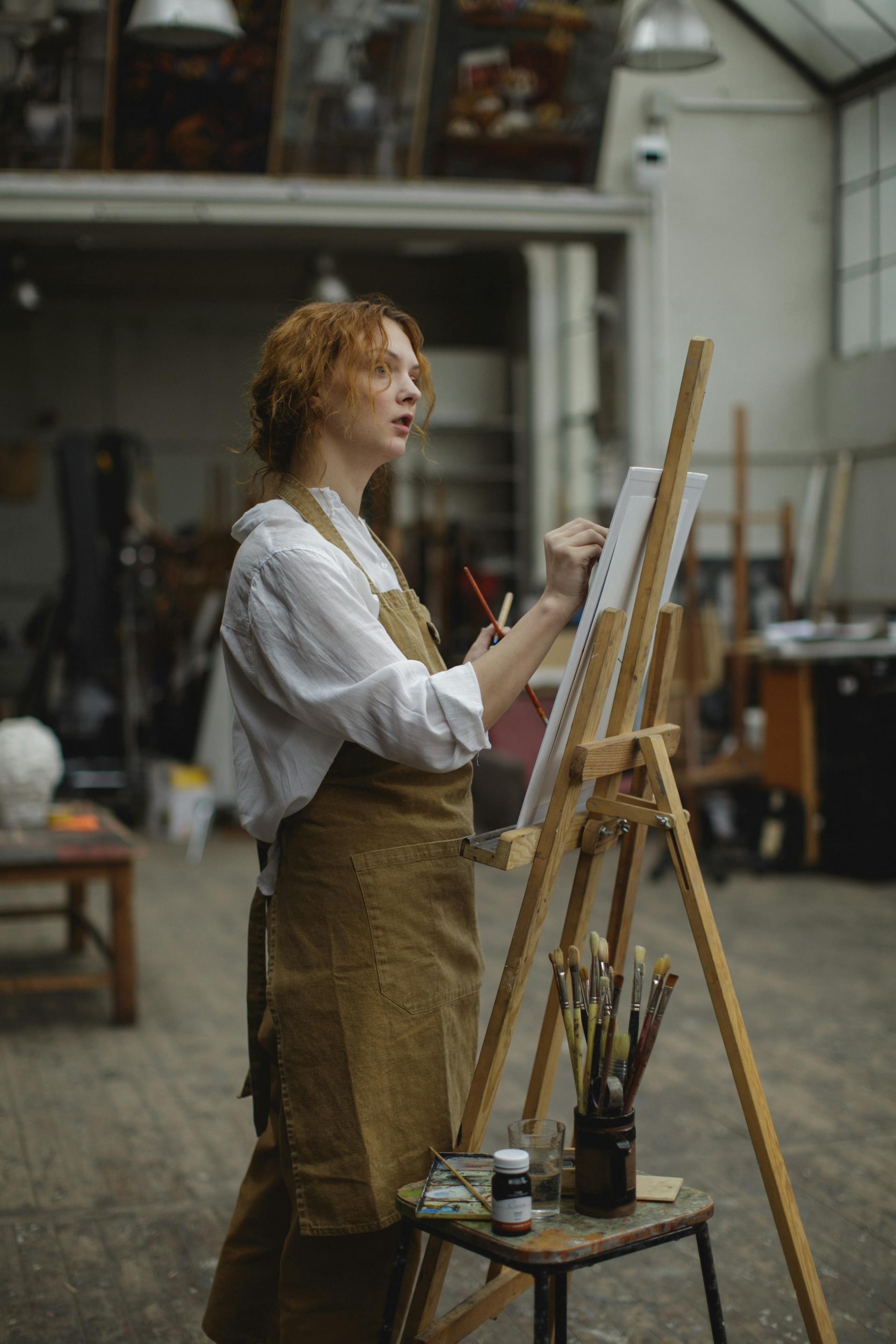 Vue latérale d'une femme en train de peindre un tableau | Source : Pexels