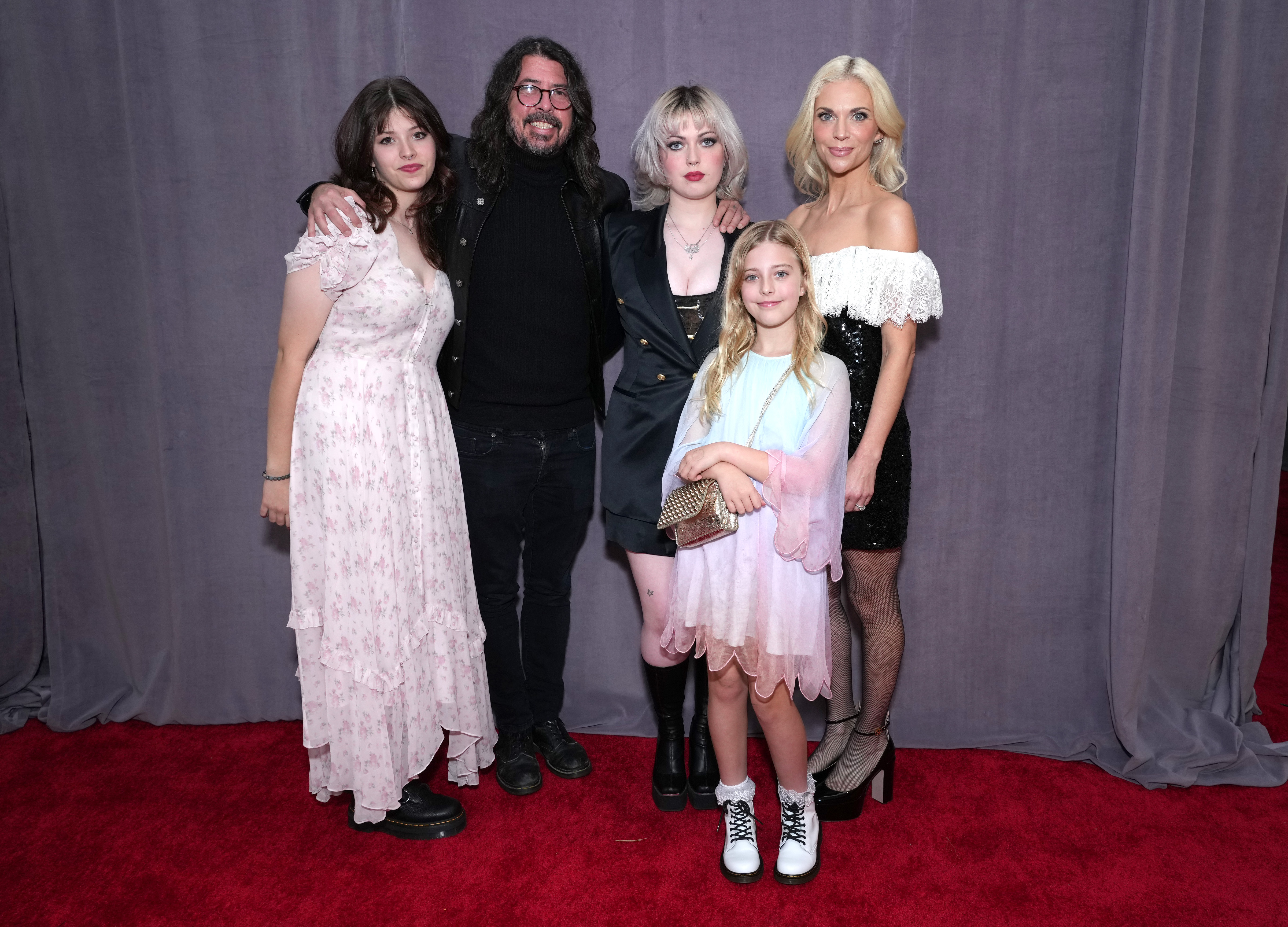 Harper Grohl, Dave Grohl, Violet Grohl, Ophelia Grohl et Jordyn Grohl assistent à la 65e édition des GRAMMY Awards le 05 février 2023 à Los Angeles, en Californie. | Source : Getty Images