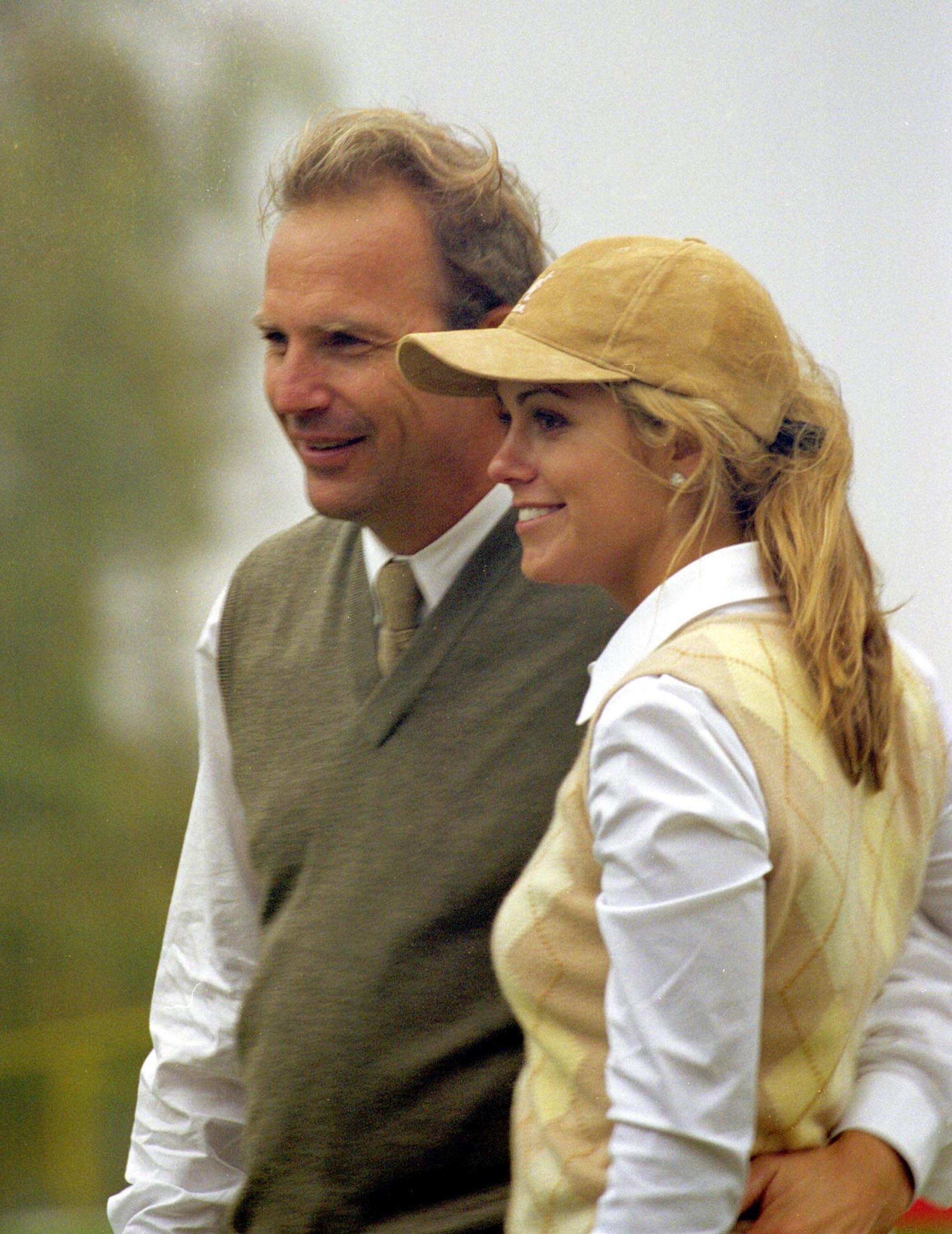 Kevin Costner et Christine Baumgartner au tournoi de golf Big 3 Records Monte Carlo Invitational Pro-Celebrity Golf Tournament le 6 octobre 2000. | Source : Getty Images