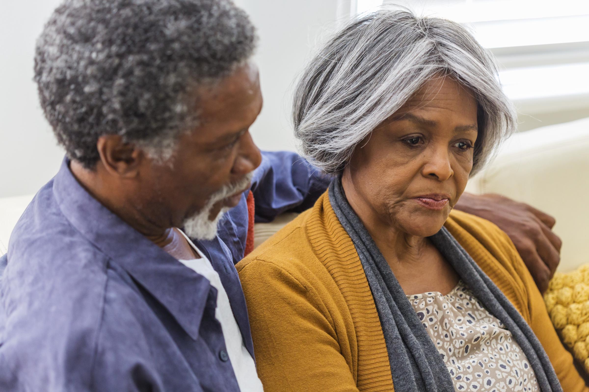 Un homme console sa femme | Source : Getty Images