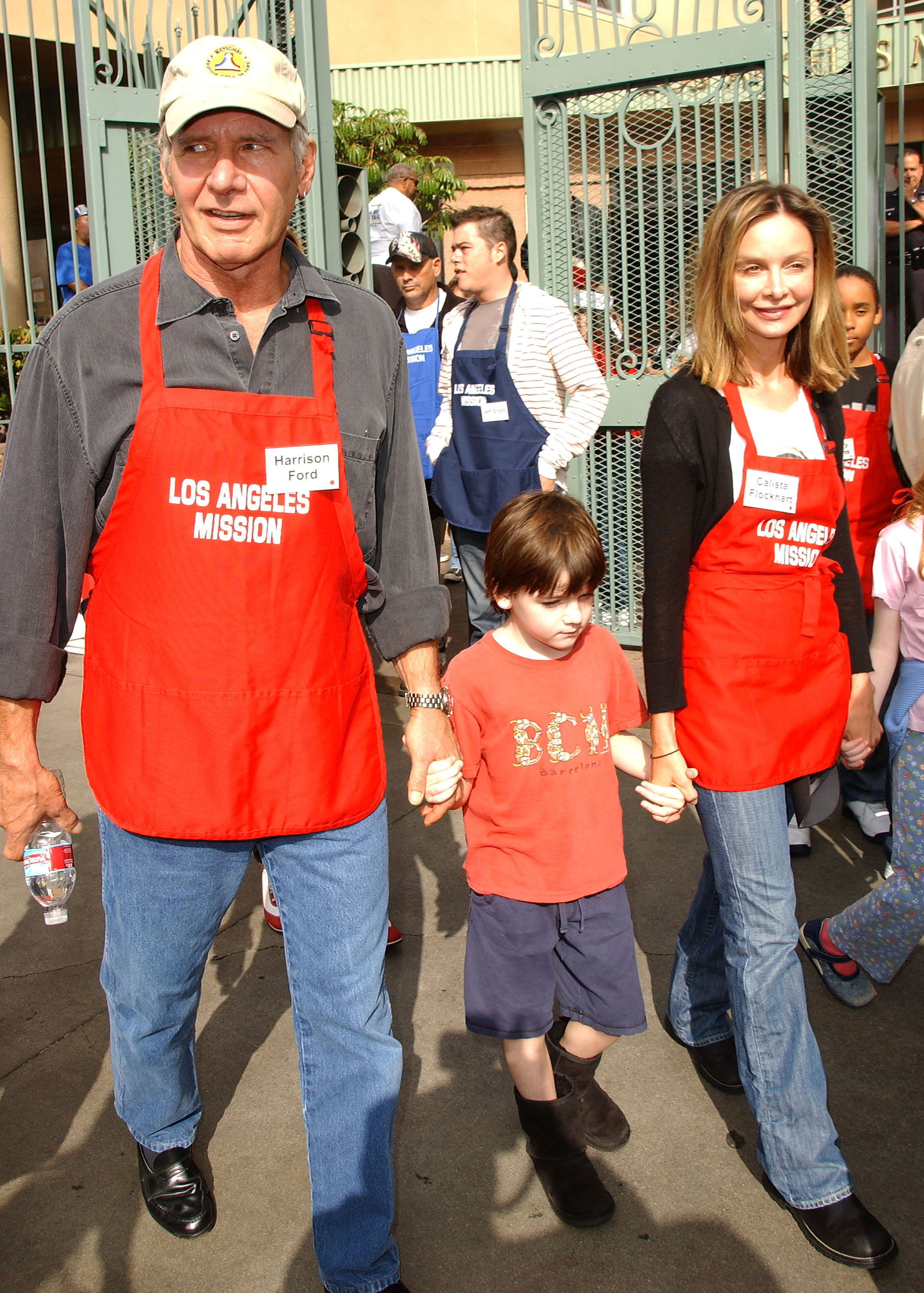 Harrison Ford et Calista Flockhart avec leur fils Liam dans le centre-ville de Los Angeles, en Californie, le 21 novembre 2007. | Source : Getty Images