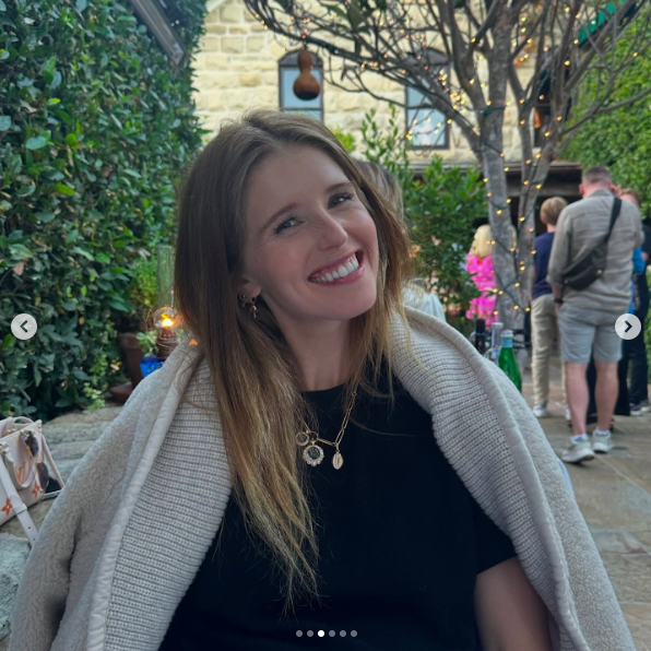 Katherine Schwarzenegger sourit pour une photo, postée le 13 décembre 2024. | Source : Instagram/prattprattpratt