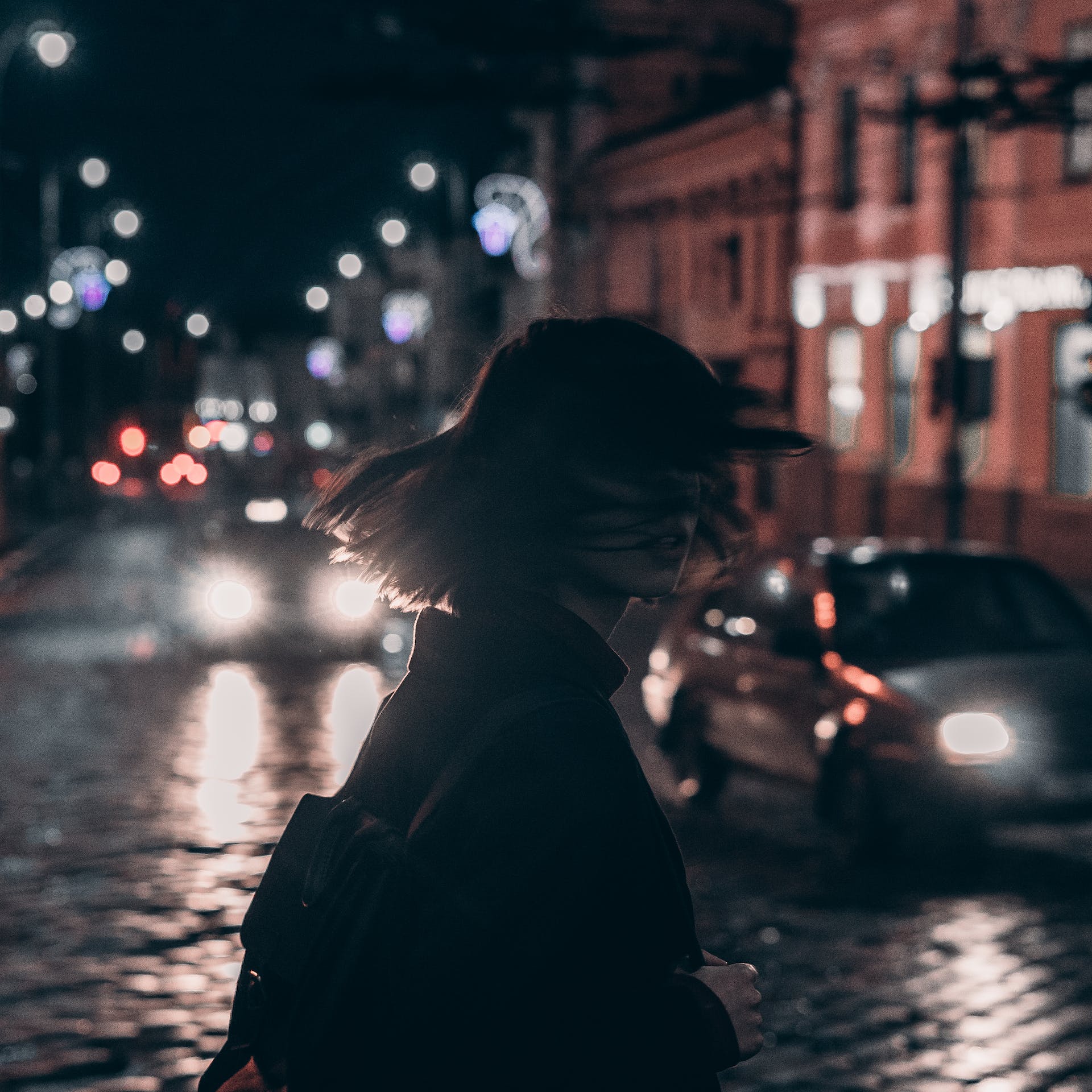 Une femme marchant seule la nuit | Source : Pexels