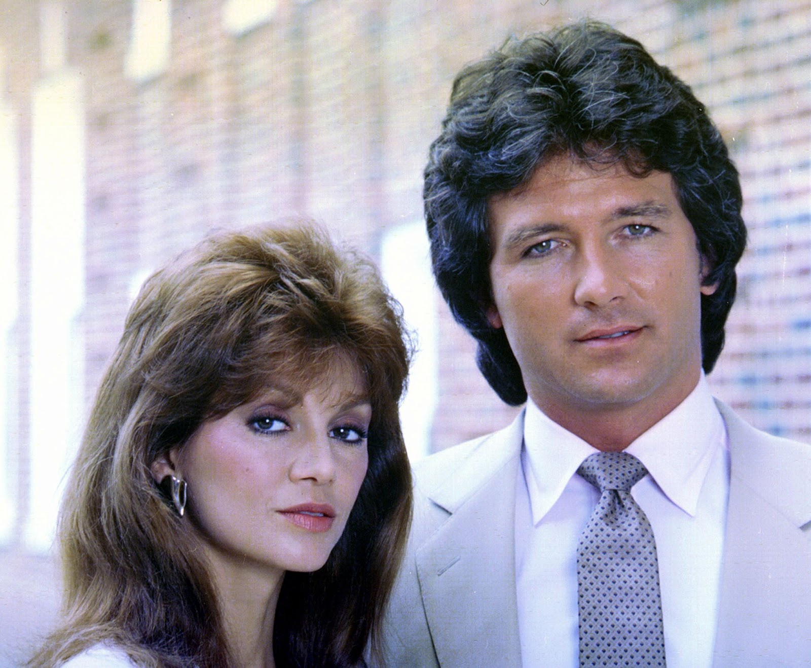 La star de "Dallas" et son partenaire Patrick Duffy sur le plateau de la série à succès en 1979. | Source : Getty Images