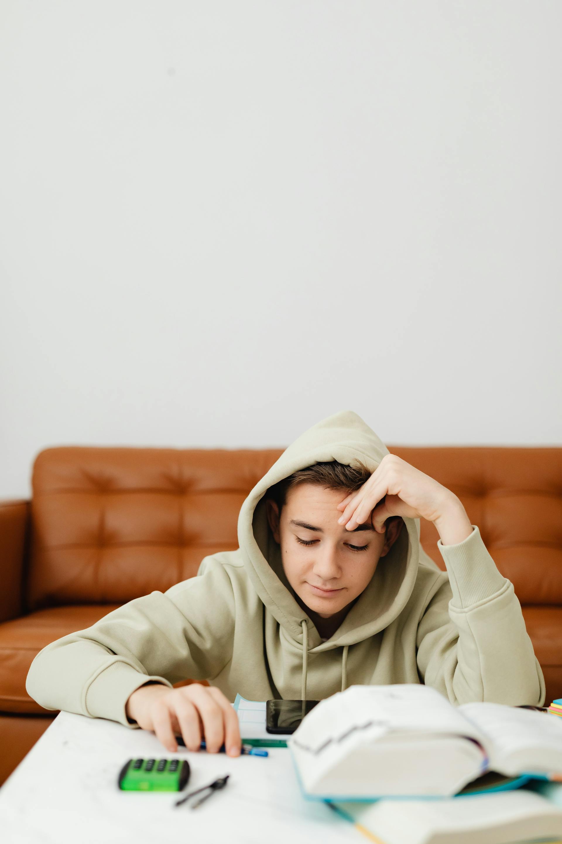 Un garçon qui étudie | Source : Pexels
