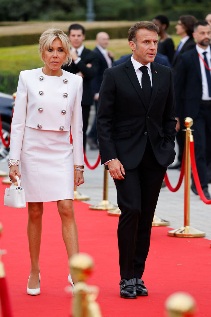 Le président français Emmanuel Macron et son épouse Brigitte Macron arrivent pour assister à un dîner de gala organisé par le Comité international olympique et la présidence française au musée du Louvre à Paris, à la veille de la cérémonie d'ouverture des JO de Paris 2024 | Source : Getty Images