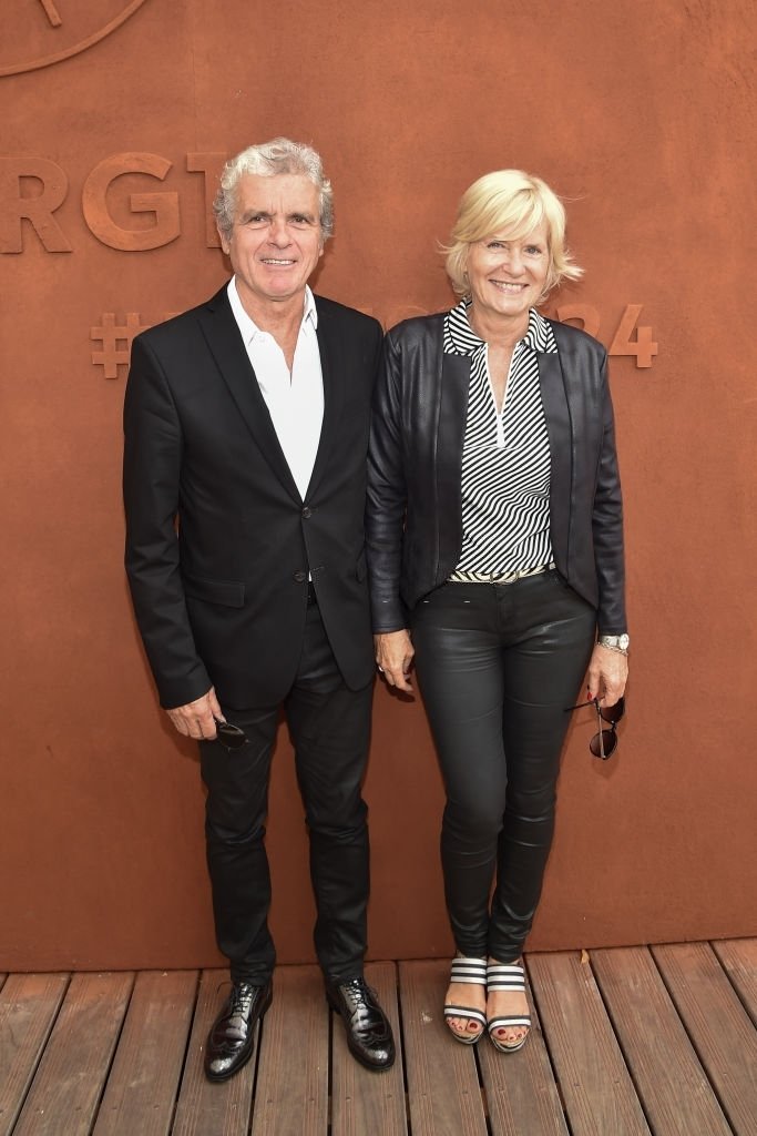 PARIS, FRANCE - 08 JUIN : Les journalistes Claude Sérillon et son épouse Catherine Ceylac participent à l'Open de France de tennis 2017 - Douzième journée à Roland Garros le 8 juin 2017 à Paris, France. | Photo : Getty Images