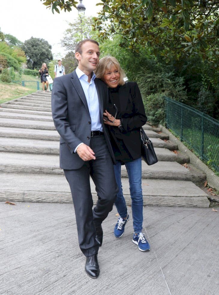 Emmanuel et Brigitte Macron rigolent lors d'une promenade. l Flickr