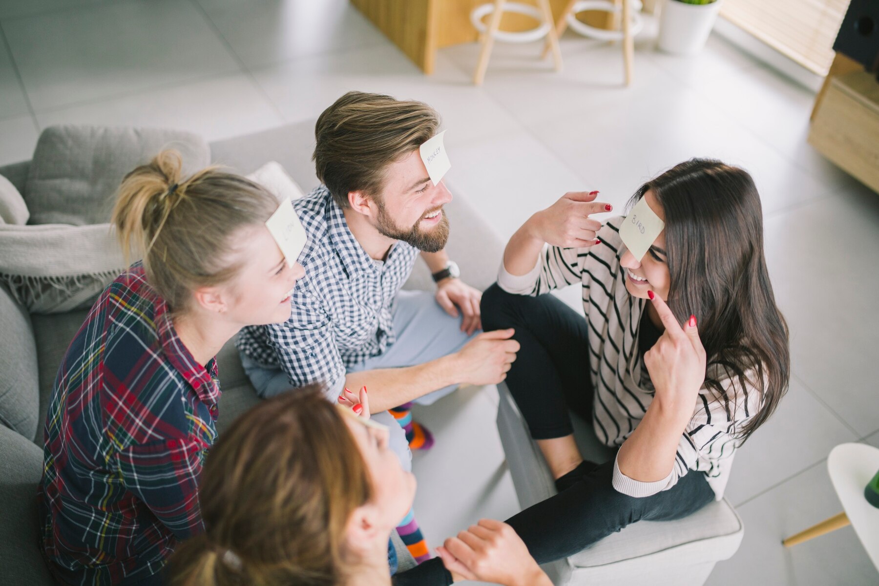 Une famille qui se soude autour de jeux | Source : FreePik