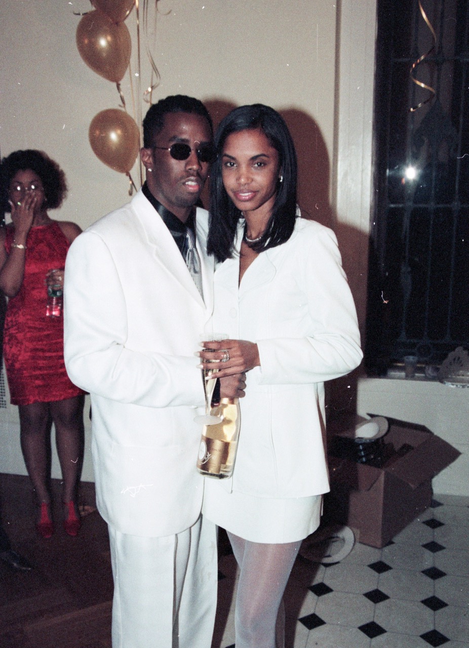 Sean Combs et Kim Porter posent le 31 décembre 1994 | Source : Getty Images