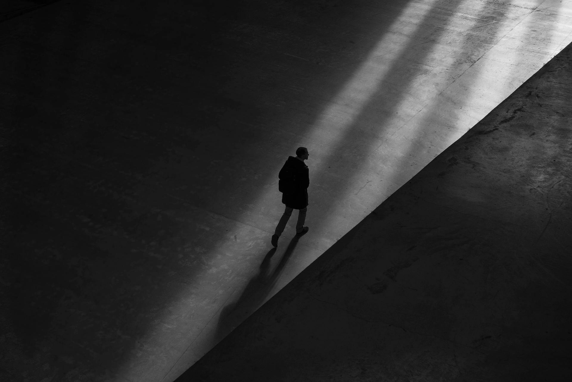 Silhouette d'un homme qui s'éloigne | Source : Pexels