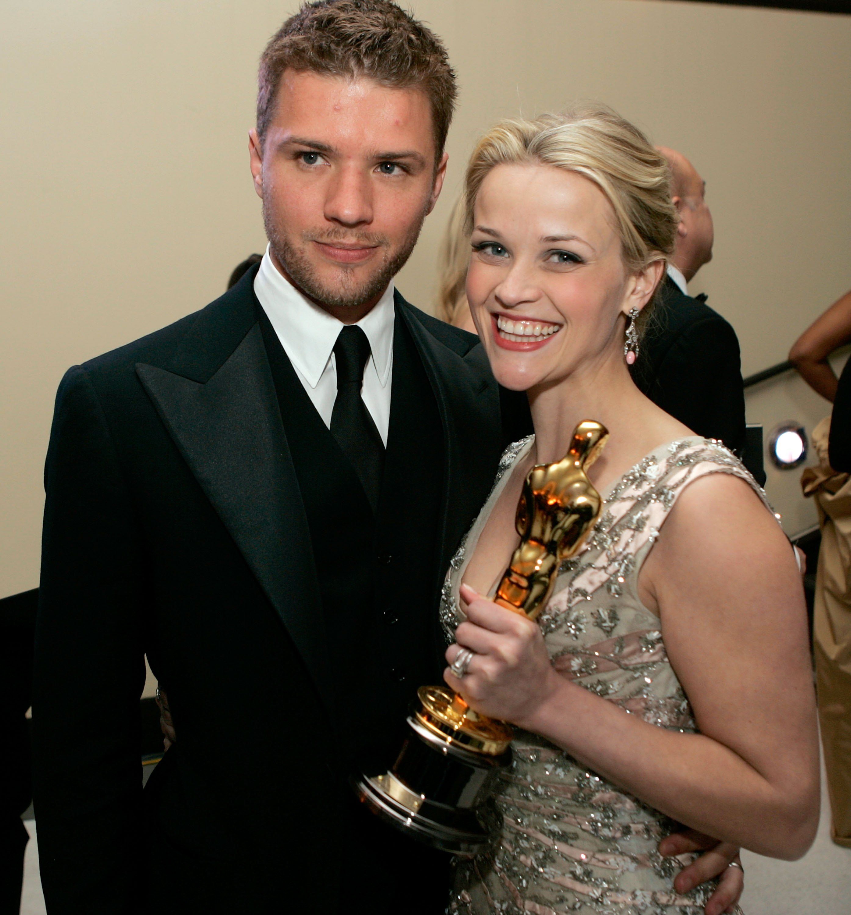 Reese Witherspoon oscarisée pose avec son mari Ryan Phillippe alors qu'ils assistent au bal du gouverneur. | Source : Getty Images