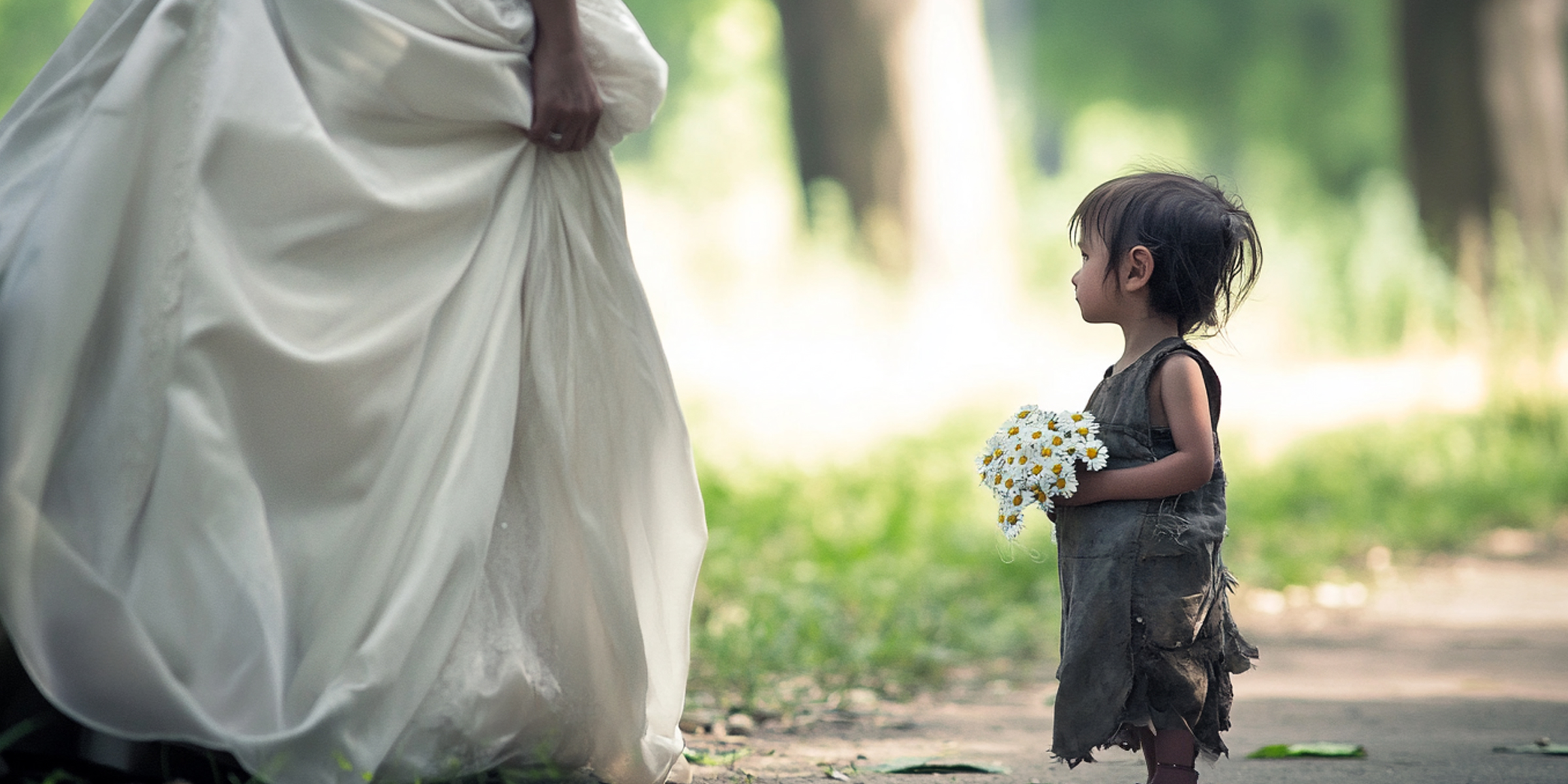 Une fille près d'une femme en robe de mariée | Source : Amomama