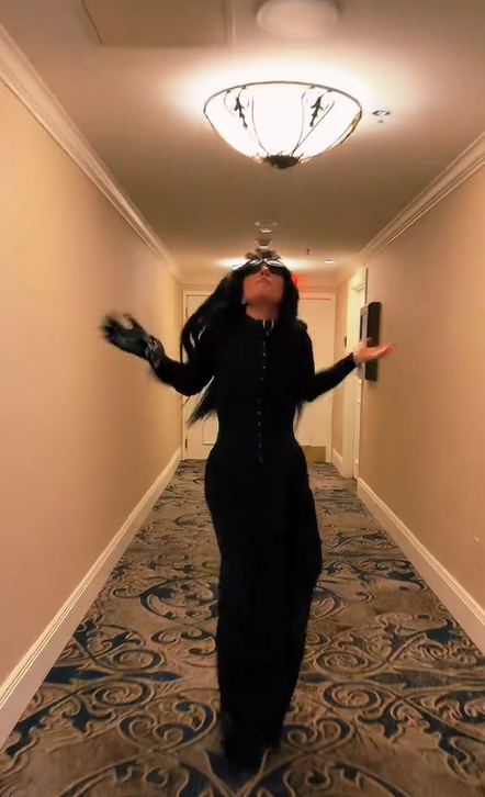 Lady Gaga montre ses mouvements excentriques dans un couloir | Source : TikTok/ladygaga