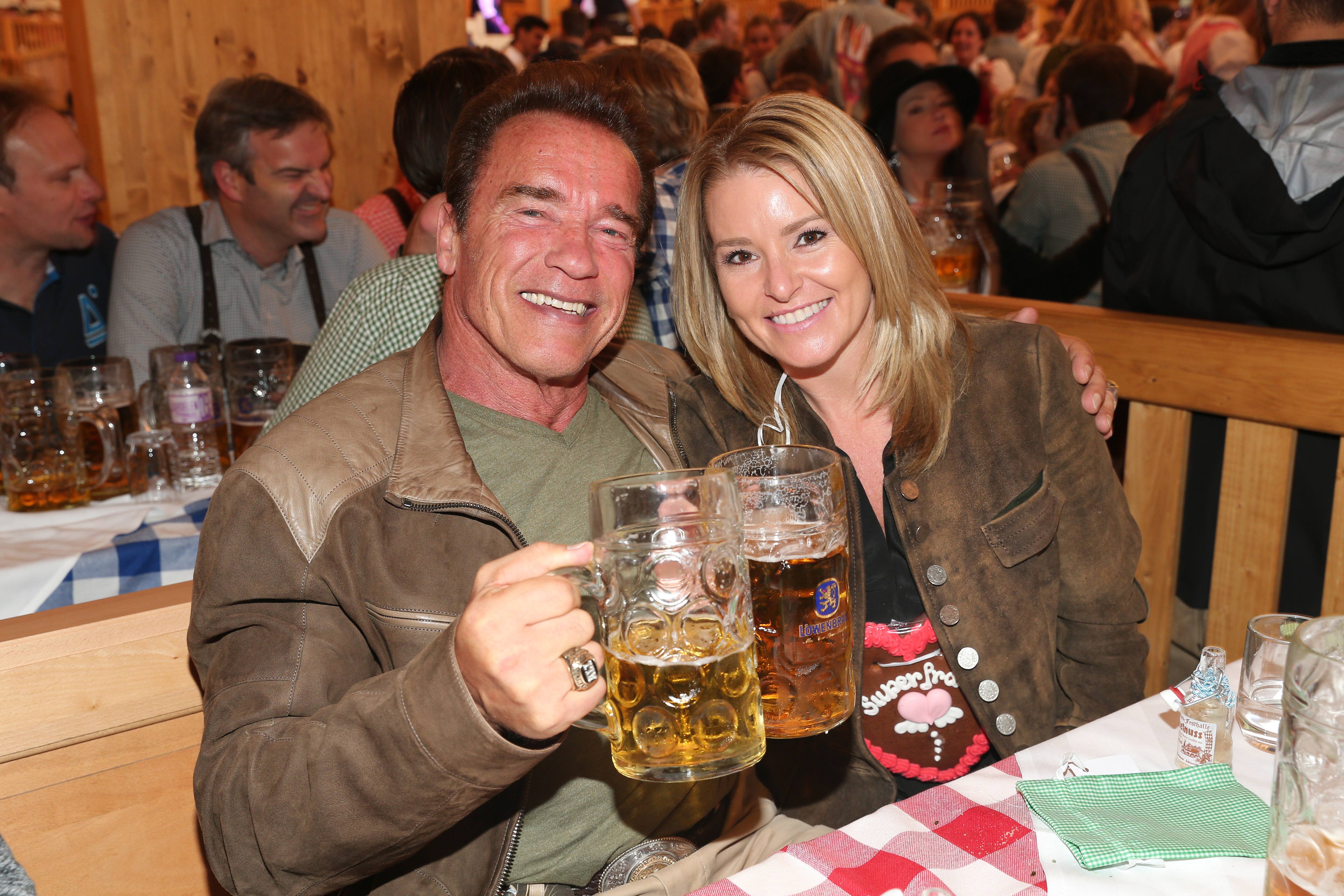 Arnold Schwarzenegger et sa compagne Heather Milligan visitent le Schuetzenfestzelt pendant l'Oktoberfest 2015 à Theresienwiese le 24 septembre 2015 à Munich, Allemagne | Source : Getty Images