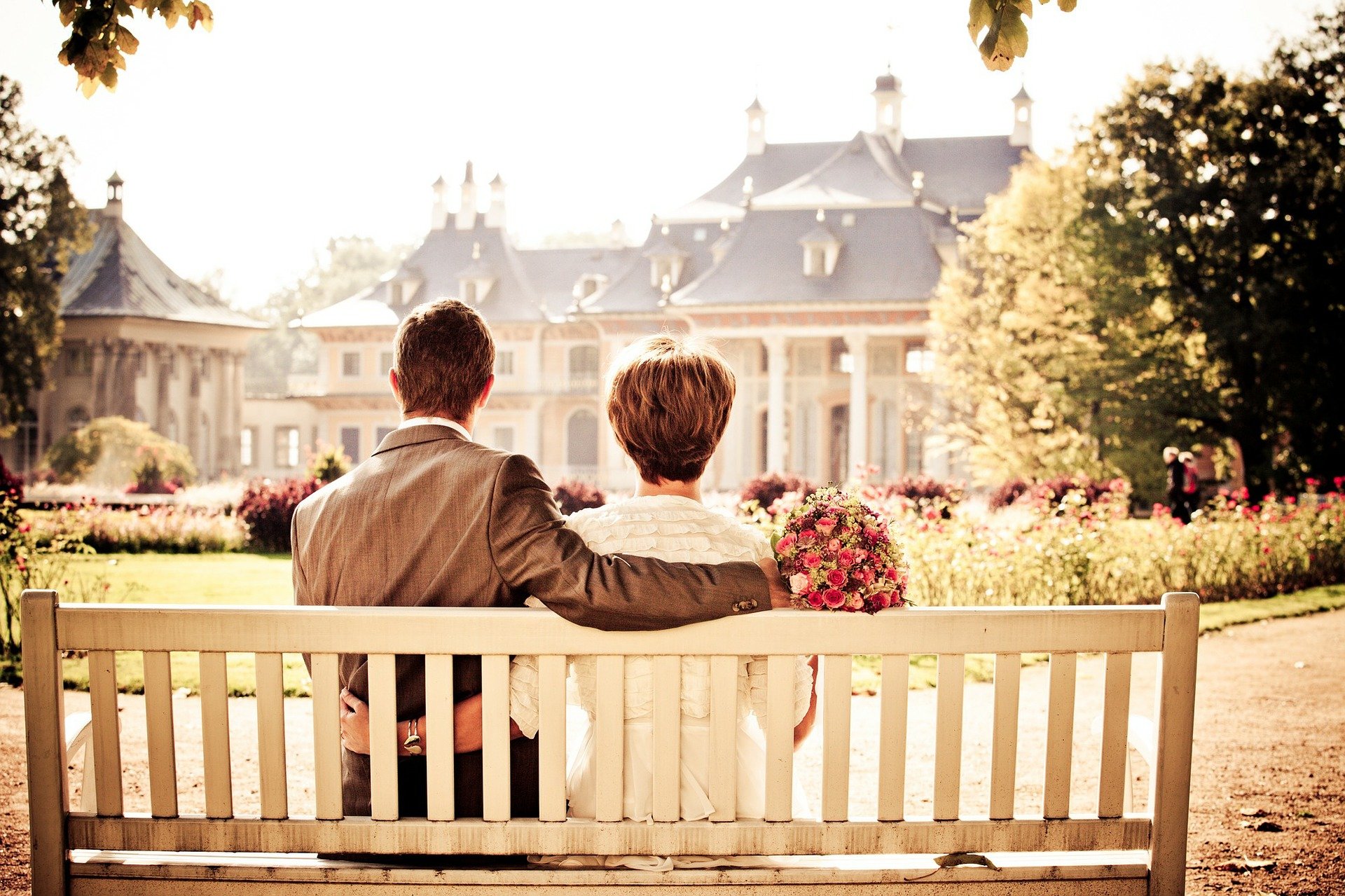 Couple assis sur un banc. | Photo : Pixabay