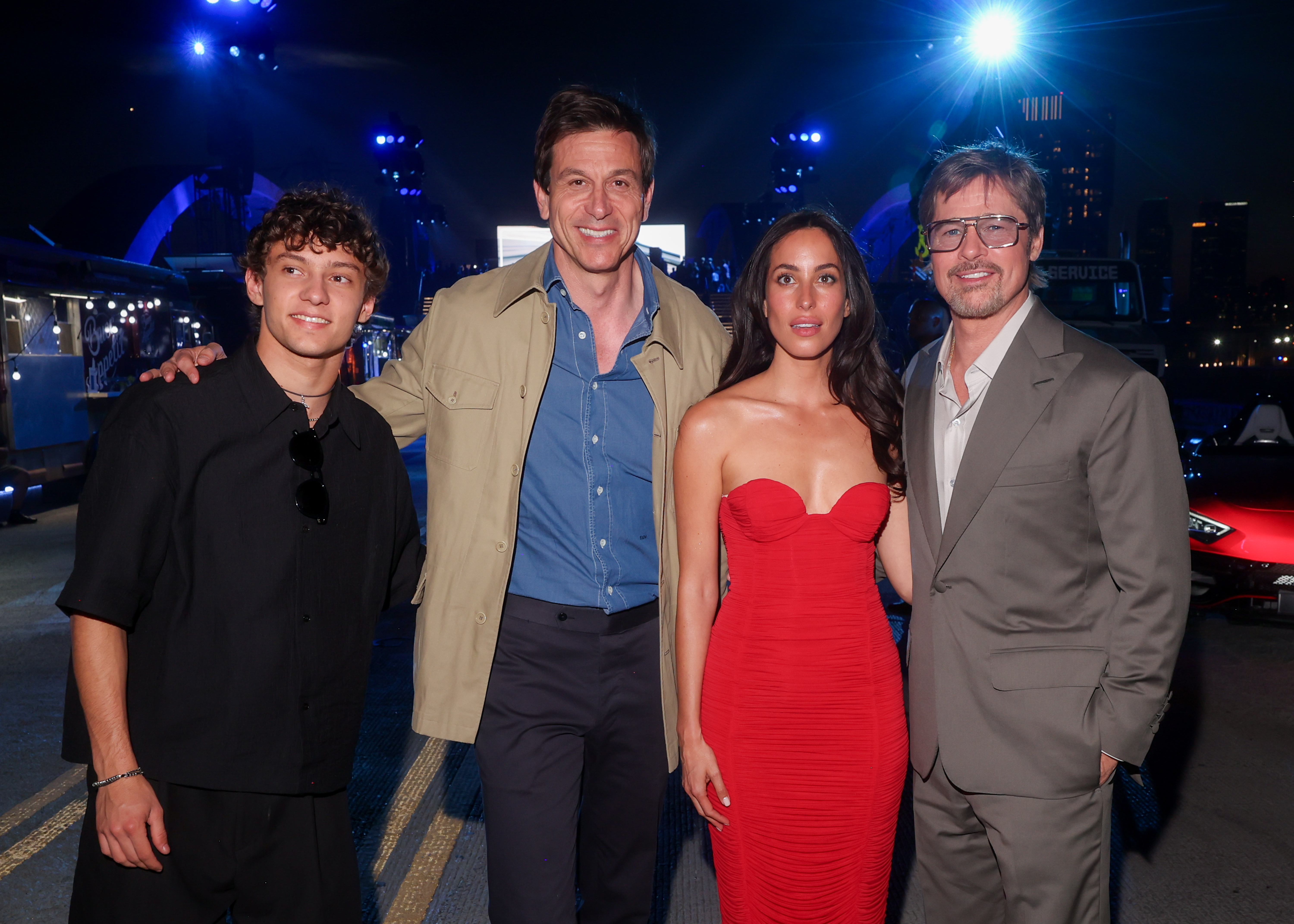 Andrea Kimi Antonelli, Toto Wolff, Ines de Ramon et Brad Pitt se sont réunis pour une photo de groupe, entourés de projecteurs, de voitures de luxe et d'invités lors de la première.