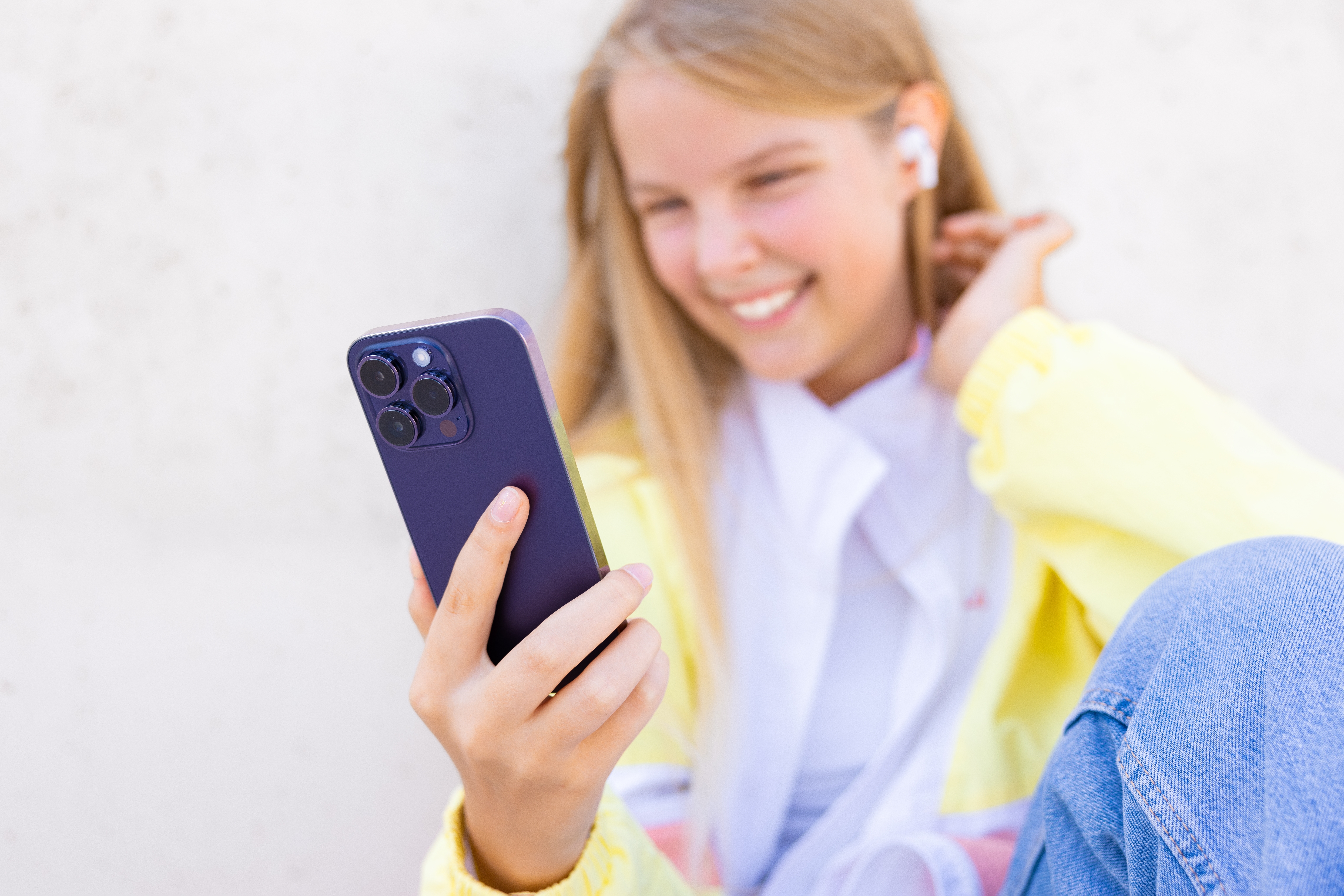 Une adolescente utilise un téléphone portable | Source : Shutterstock