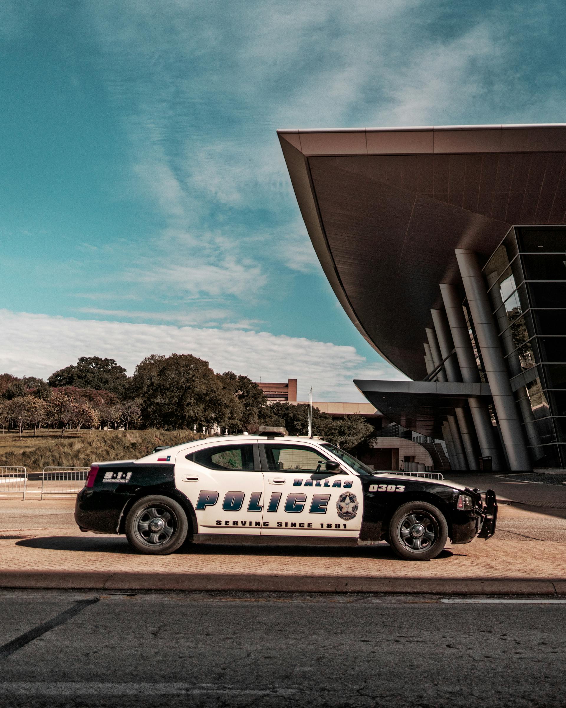 Une voiture de police devant un bâtiment | Source : Pexels