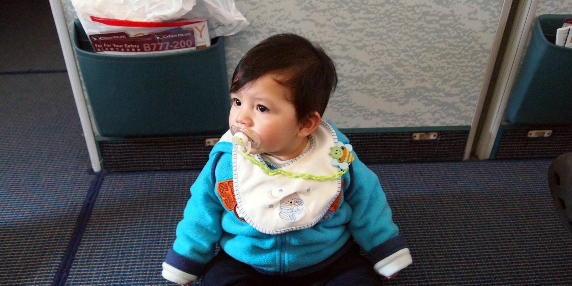 Un beau bébé avec une tétine | Source : Shutterstock