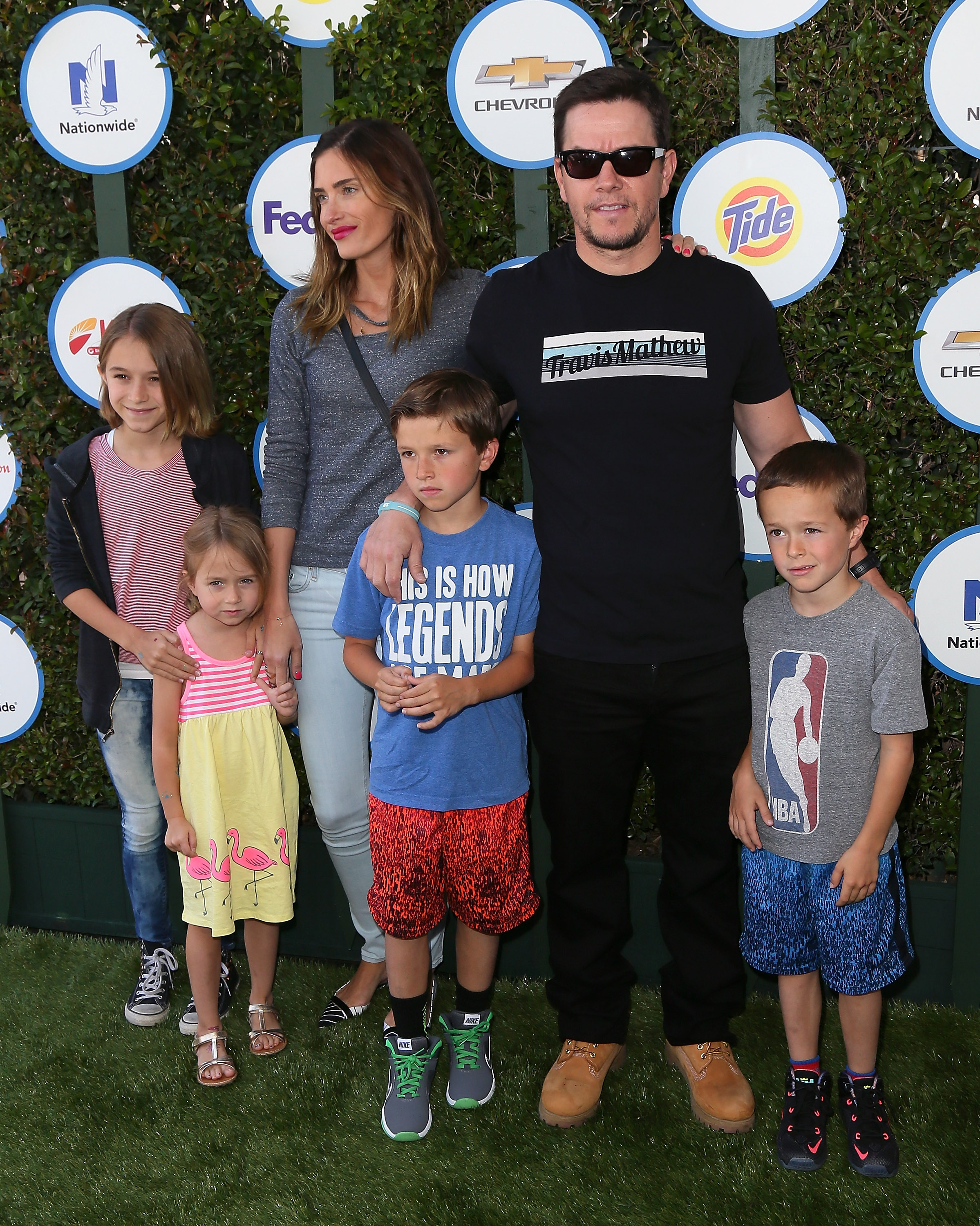 Mark Wahlberg, accompagné de sa femme, Rhea Durham, et de leurs enfants, a honoré l'événement Safe Kids Day présenté par Nationwide à The Lot à West Hollywood, en Californie, le 26 avril 2015. | Source : Getty Images