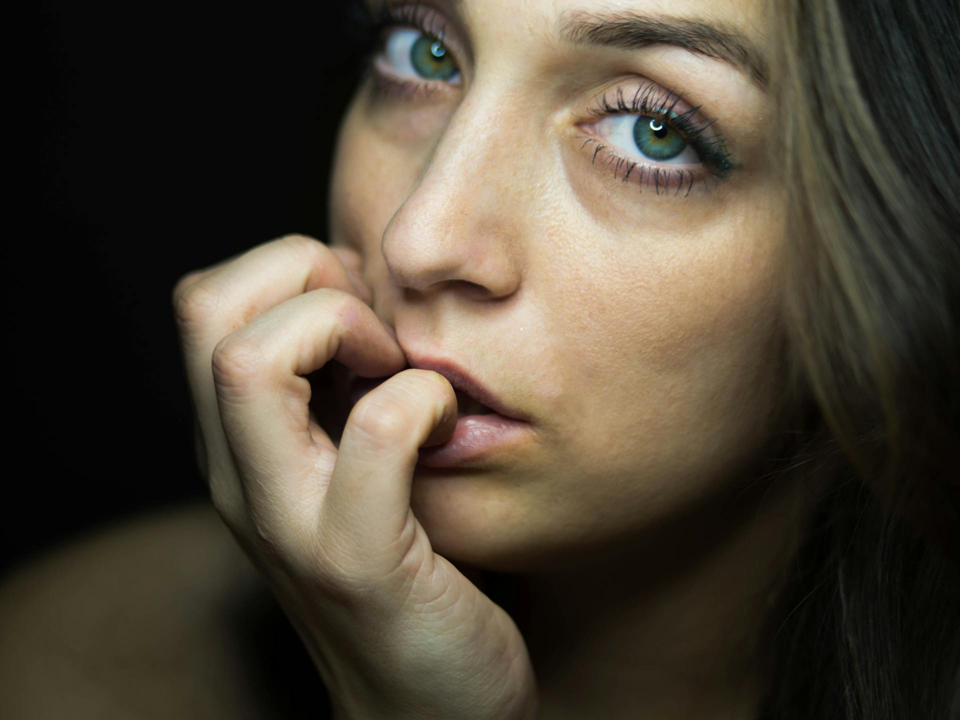 Une femme qui jette un coup d'œil de côté | Source : Pexels