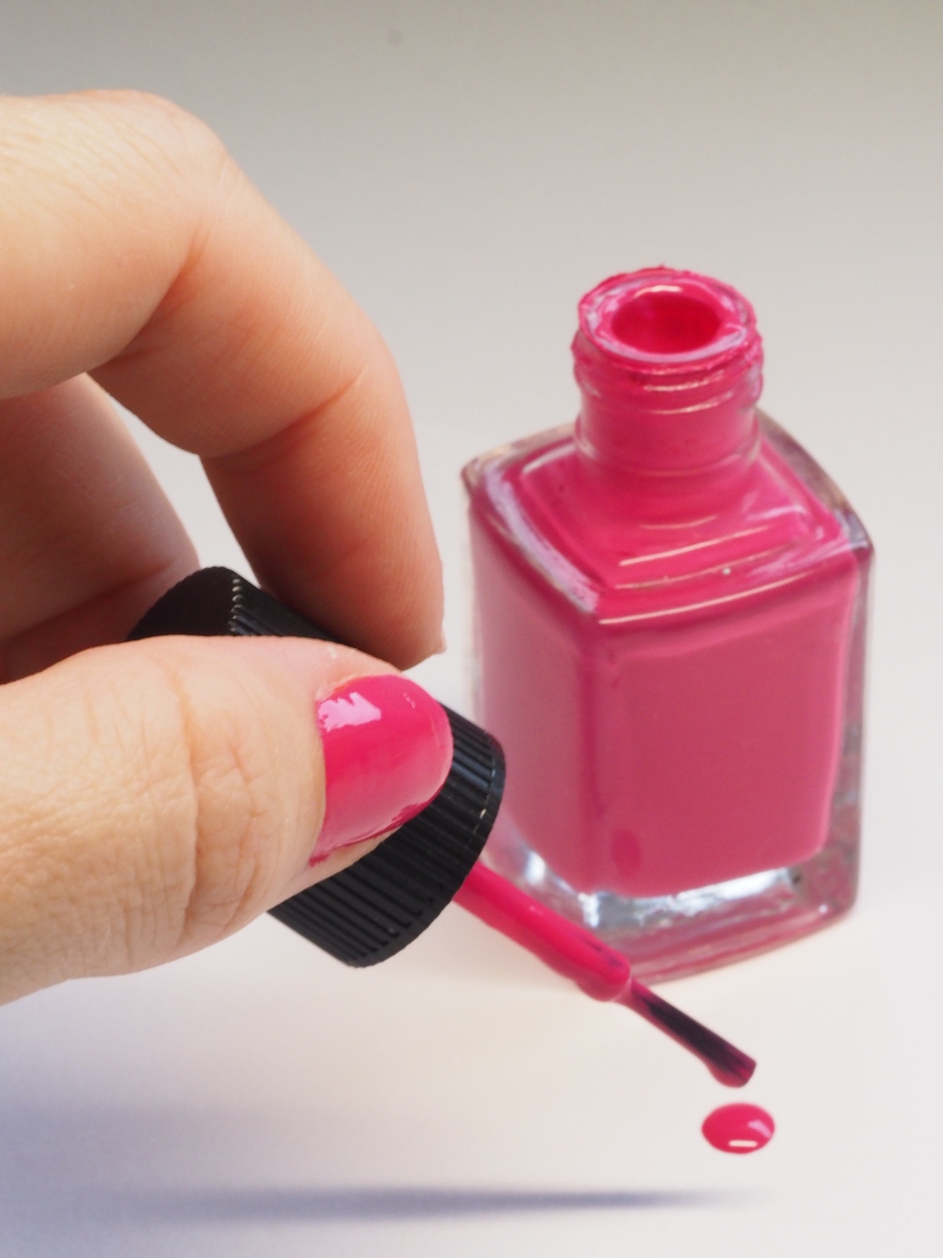 Un flacon de vernis à ongles rose | Source : Pexels