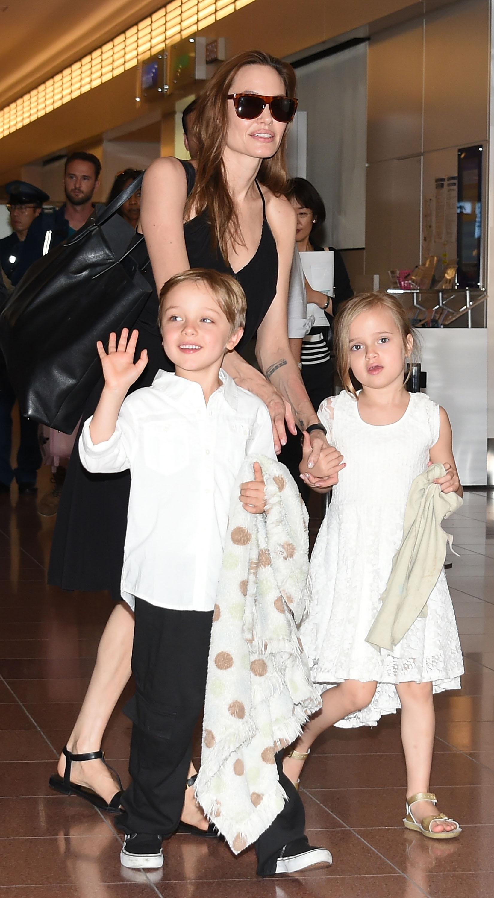 Angelina Jolie, Knox et Vivienne Jolie-Pitt arrivent à l'aéroport de Haneda à Tokyo, au Japon, le 21 juin 2014. | Source : Getty Images