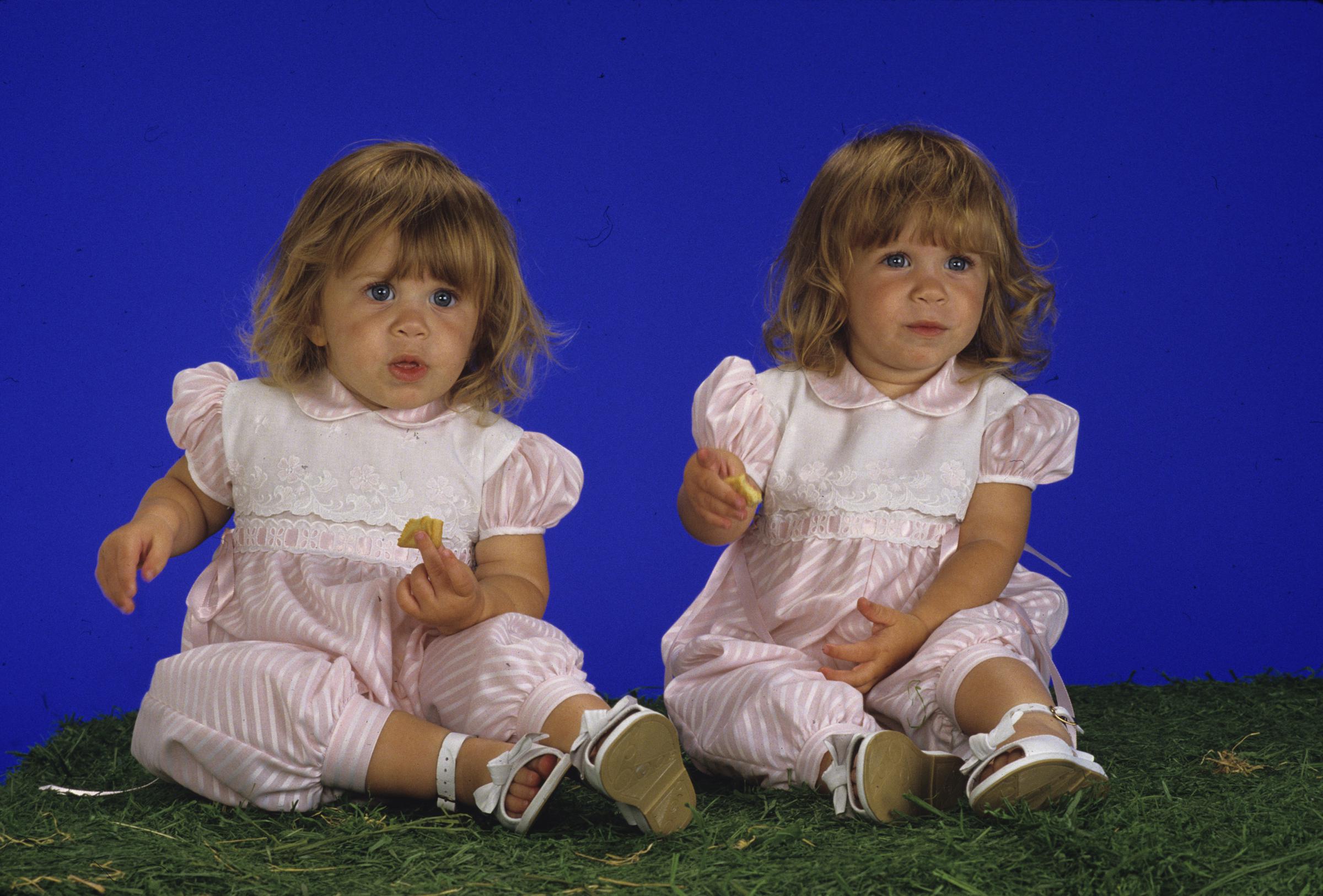 Ashley et sa sœur jumelle, Mary Kate Olsen, ont joué le rôle de Michelle Tanner dans la première saison de "Full House" le 11 avril 1988 | Source : Getty Images