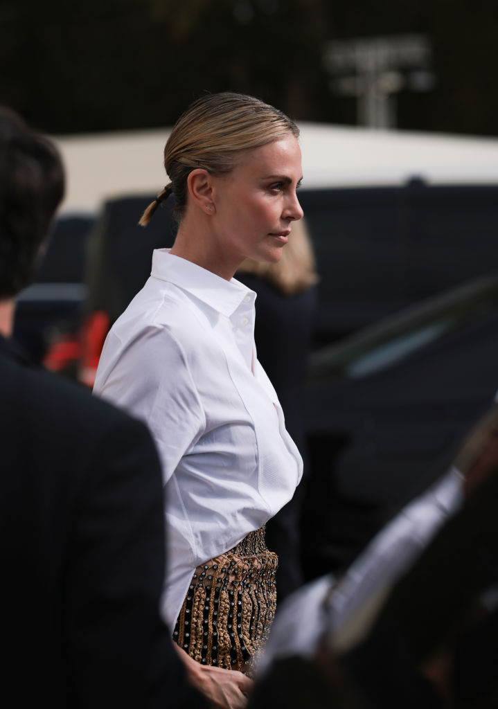 Charlize Theron au Christian Dior Ready To Wear Spring 2024 tenu au Jardin des Tuileries le 26 septembre 2023, à Paris, France.| Source : Getty Images