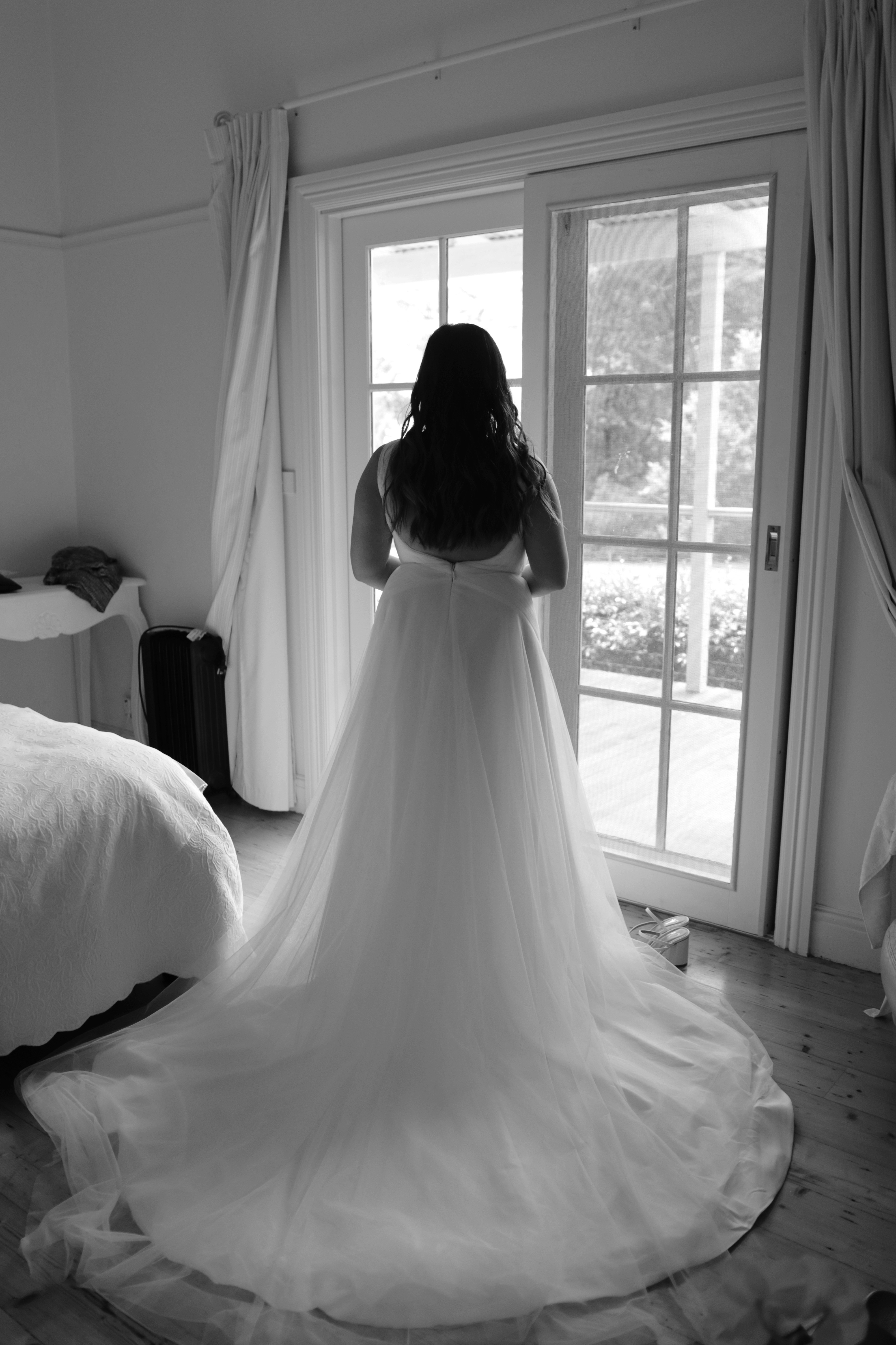 Prise de vue arrière d'une mariée en robe de mariée | Source : Unsplash