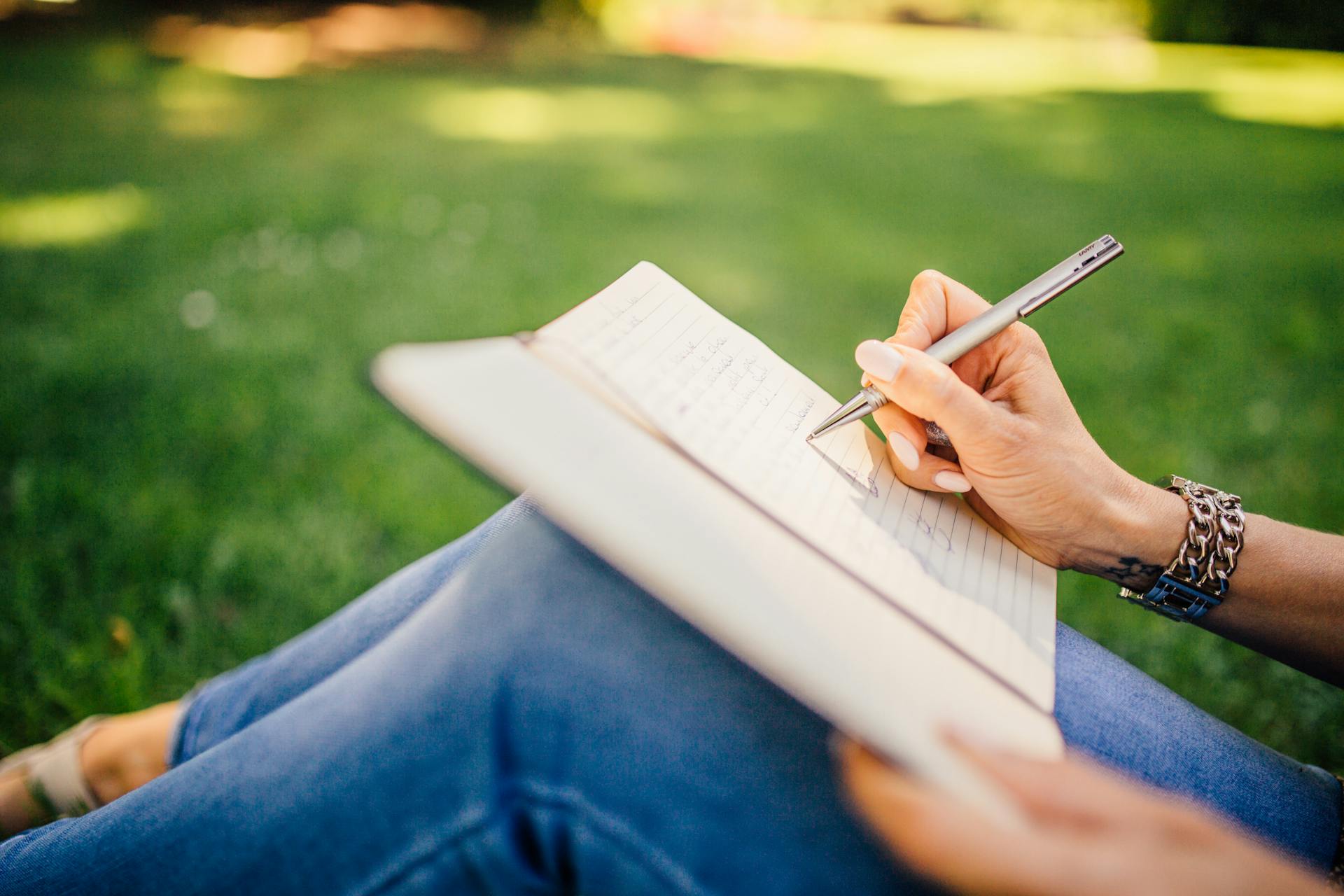 Une femme qui écrit dans son carnet | Source : Pexels