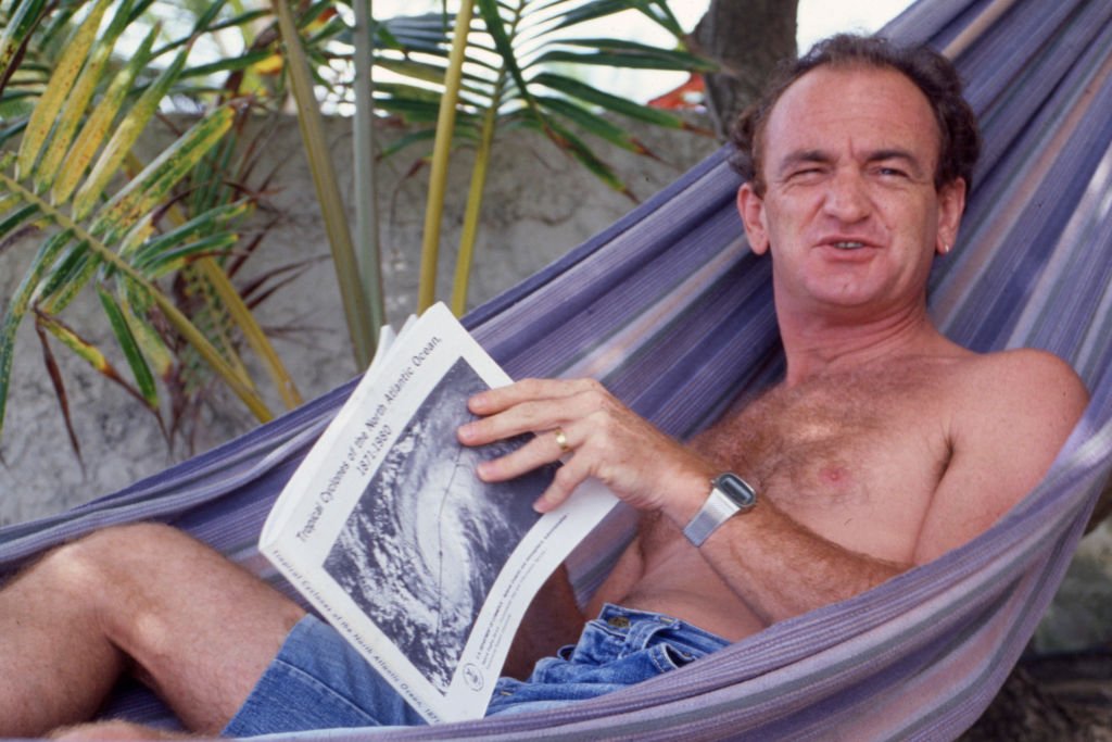 Le présentateur météo Alain Gillot-Pétré dans un hamac en Guadeloupe, en septembre 1984, France. | Photo : Getty Images