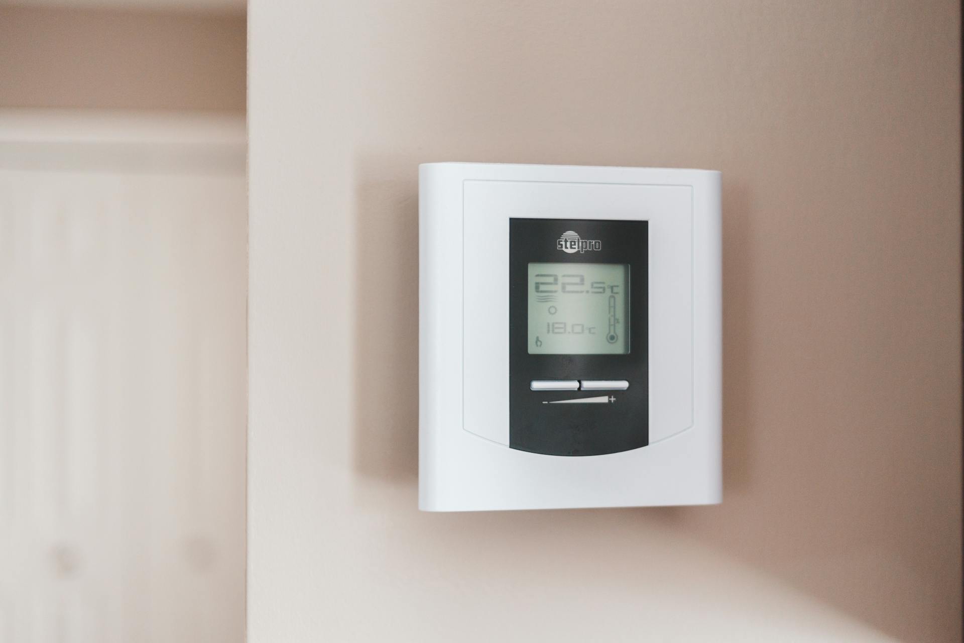 Un thermostat sur le mur | Source : Pexels