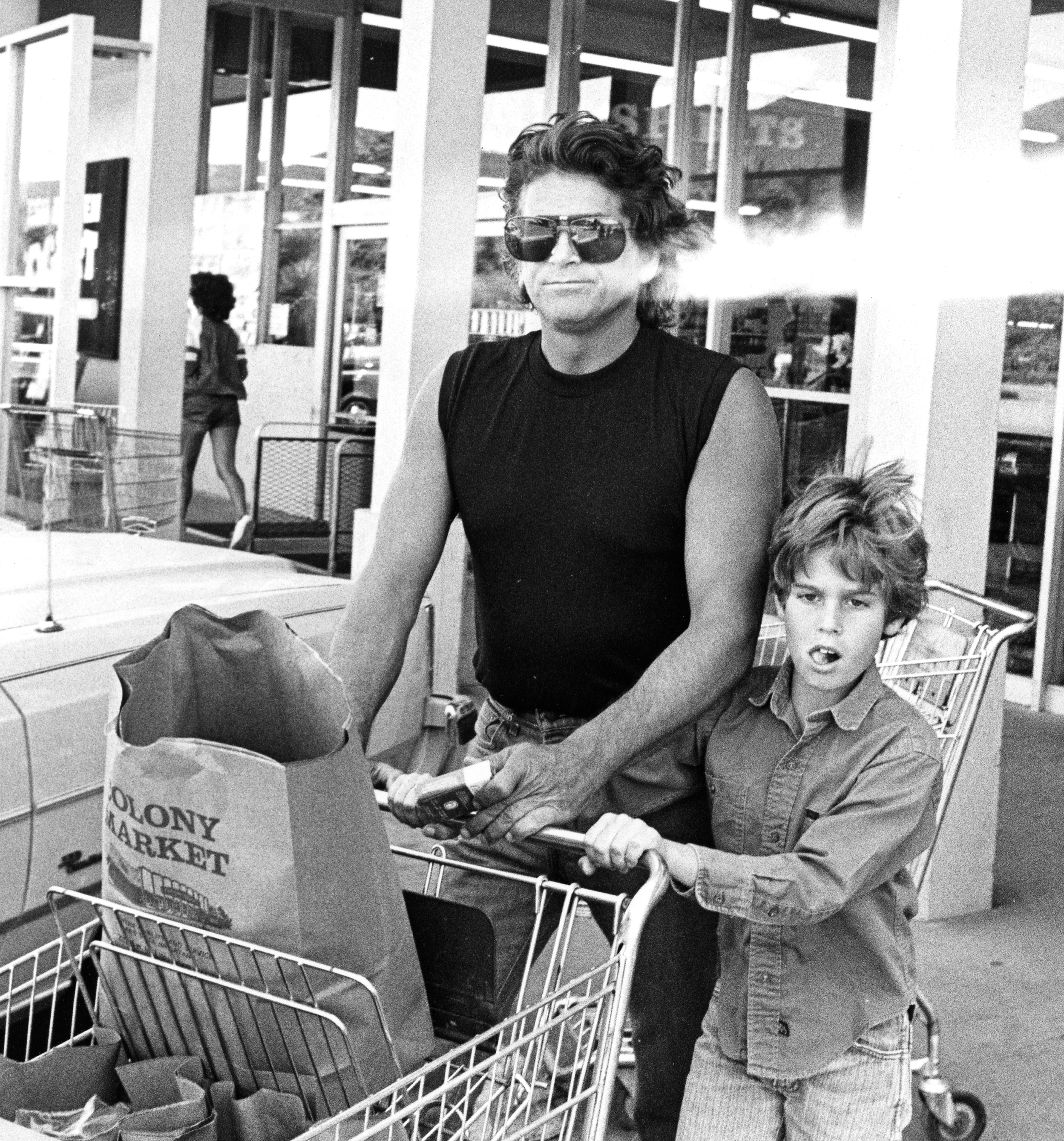 Michael et Christopher Landon au magasin d'alimentation Colony Market à Malibu, en Californie, en 1984 | Source : Getty Images