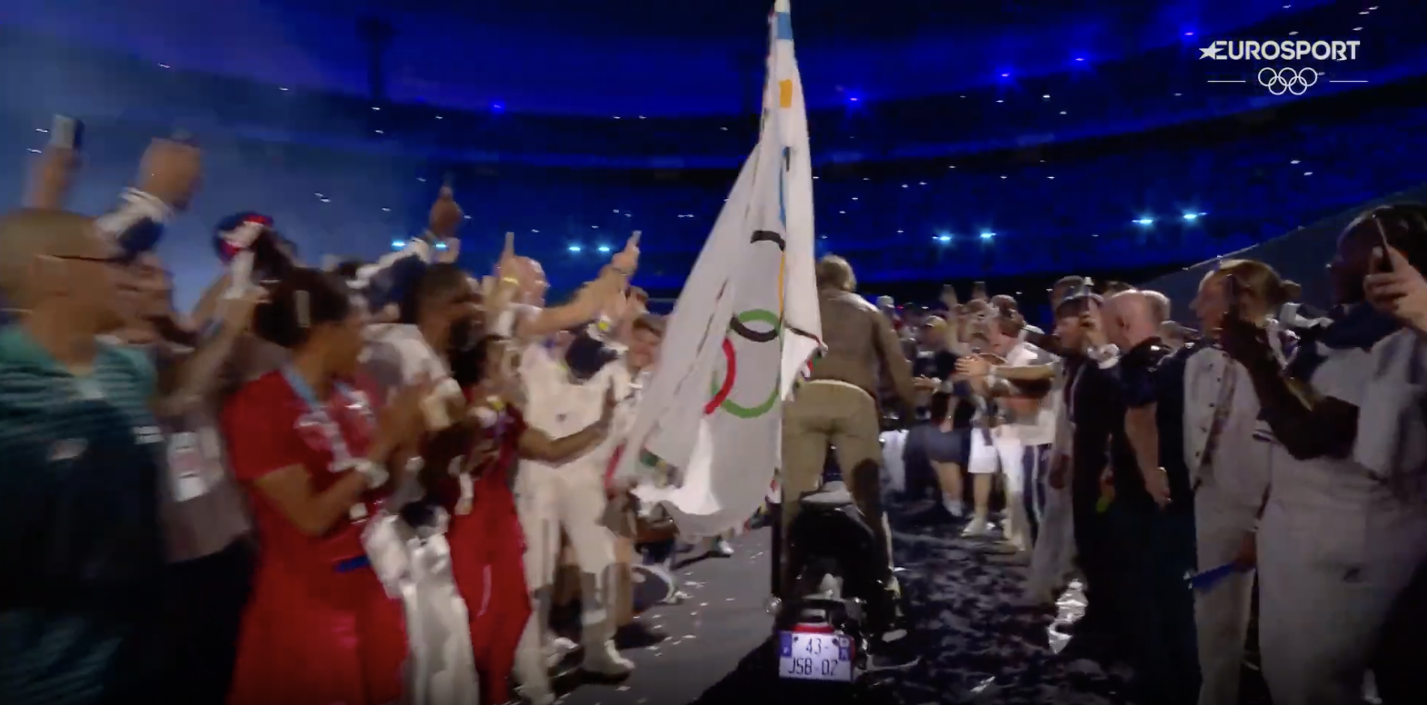 Tom Cruise quittant le stade avec le drapeau olympique, posté le 12 août 2024 | Source : YouTube/Eurosport